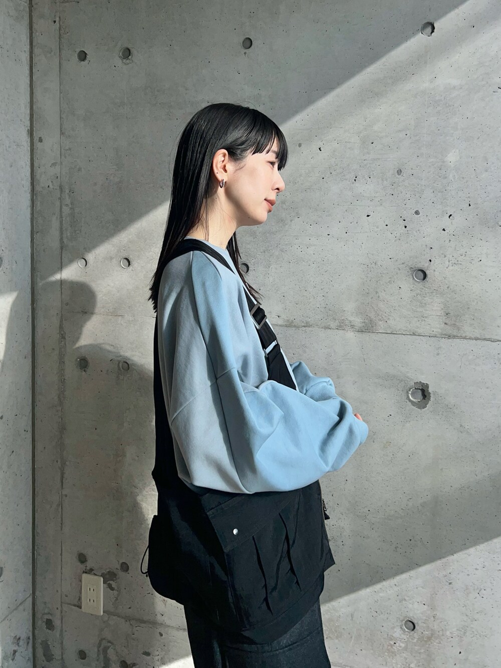 ブルー系のスウェット、グレー系のその他パンツを着用したレディースの冬コーディネートの4枚目の写真