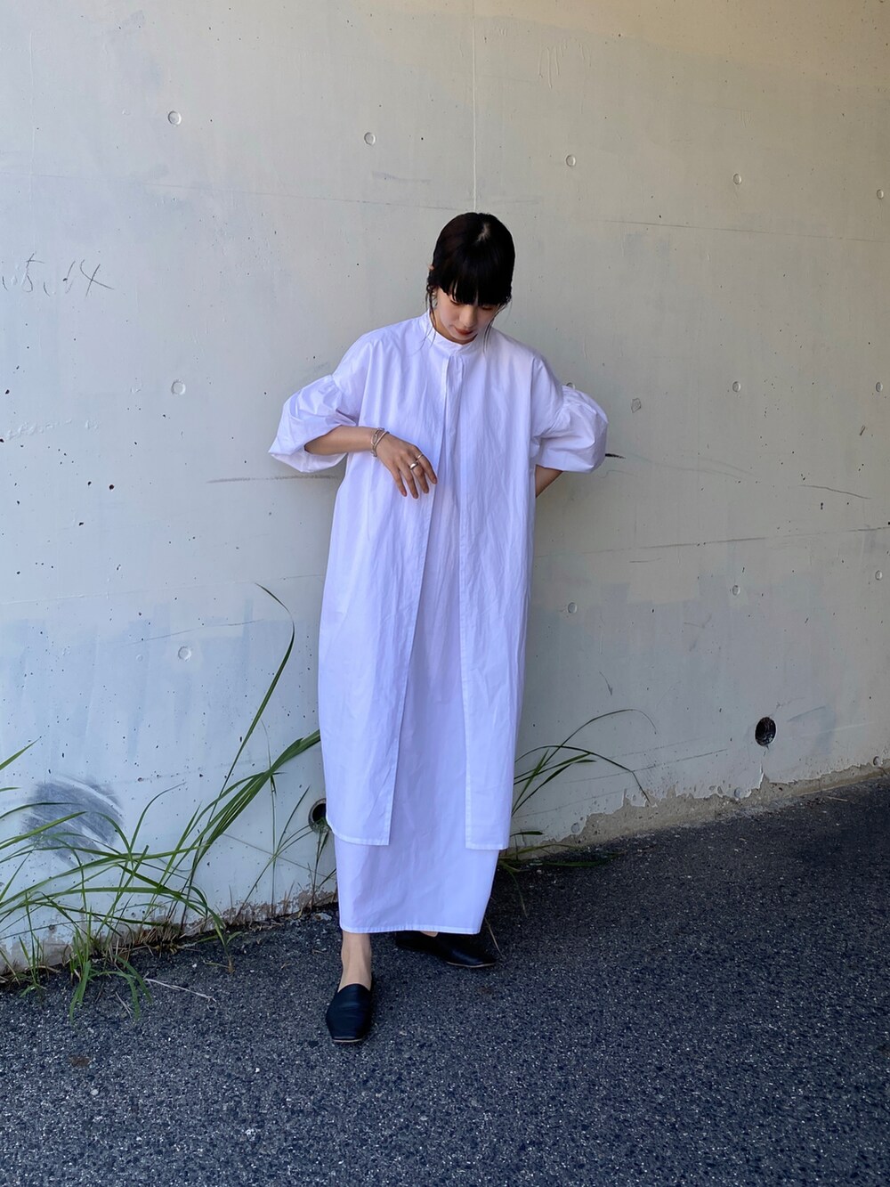 ホワイト系のベスト、ホワイト系のワンピースを着用したレディースの夏コーディネートの2枚目の写真