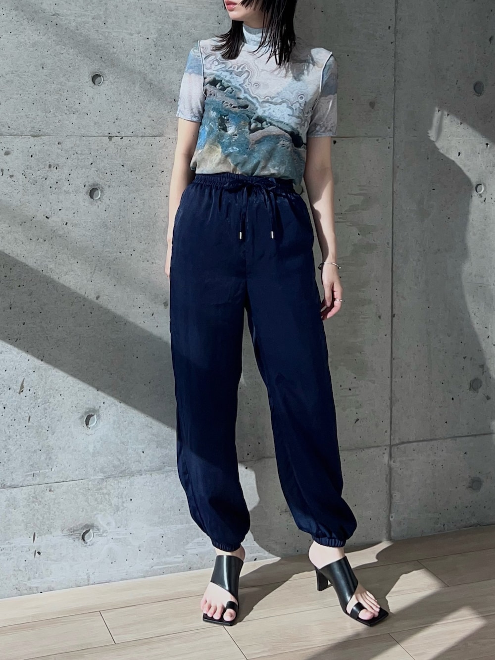 ブルー系のその他パンツ、グレー系のTシャツ/カットソー、ブラック系のサンダルを着用したレディースの夏コーディネートの3枚目の写真