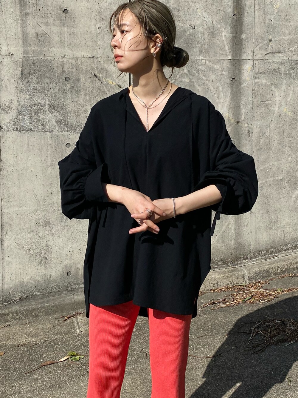 ブラック系のシャツ/ブラウス、ホワイト系のその他シューズ、シルバー系のネックレスを着用したレディースの春コーディネートの5枚目の写真