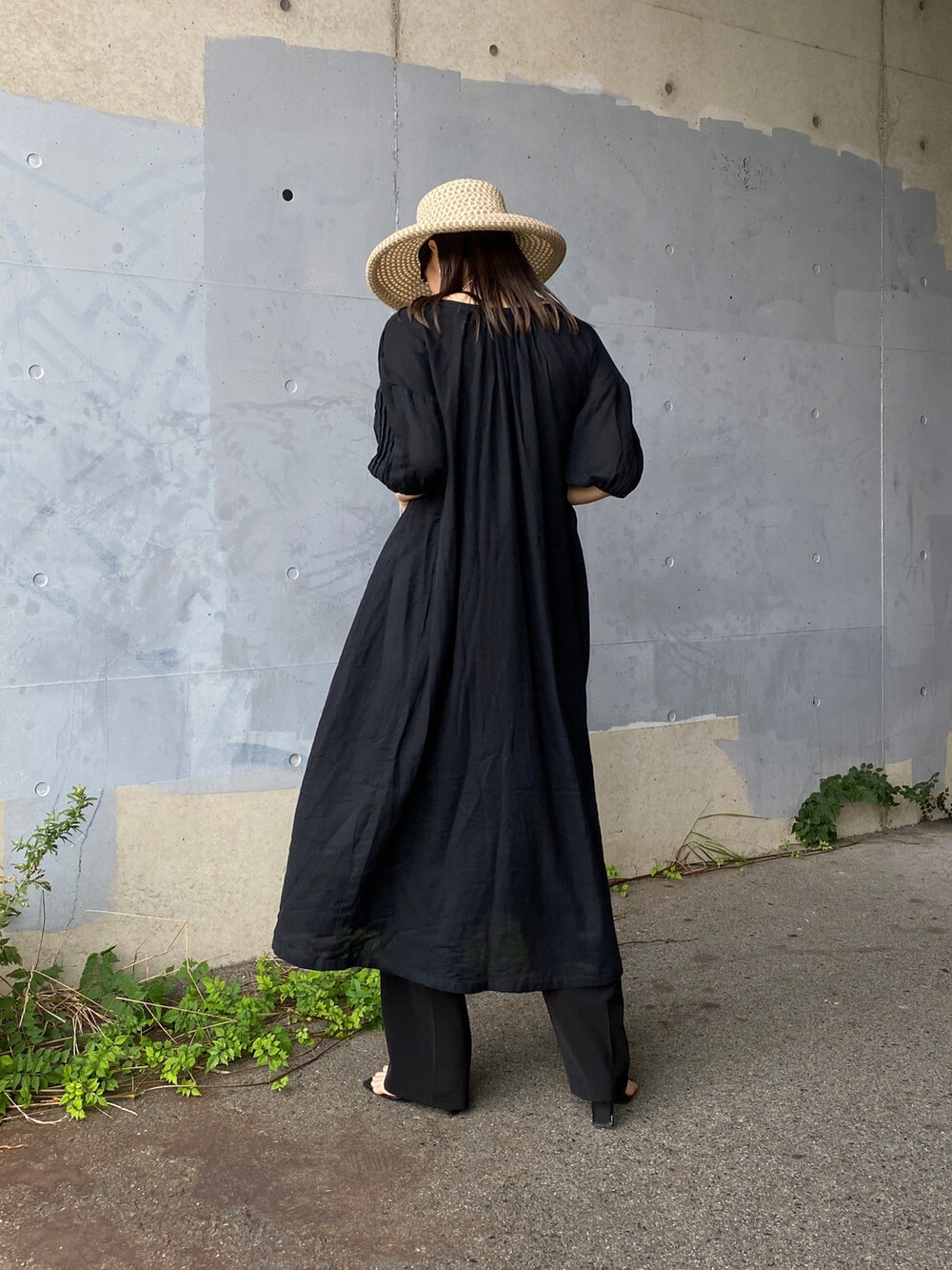 ブラック系のワンピース、ブラック系のその他パンツ、ブラック系のサンダルを着用したレディースの夏コーディネートの3枚目の写真