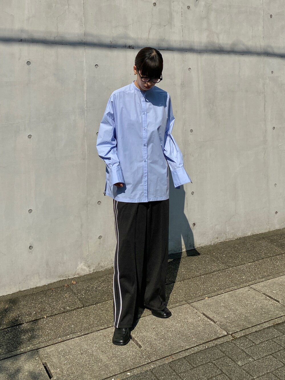 ブルー系のシャツ/ブラウス、ブラック系のその他パンツ、ブラック系のローファーを着用したレディースの秋コーディネートの3枚目の写真