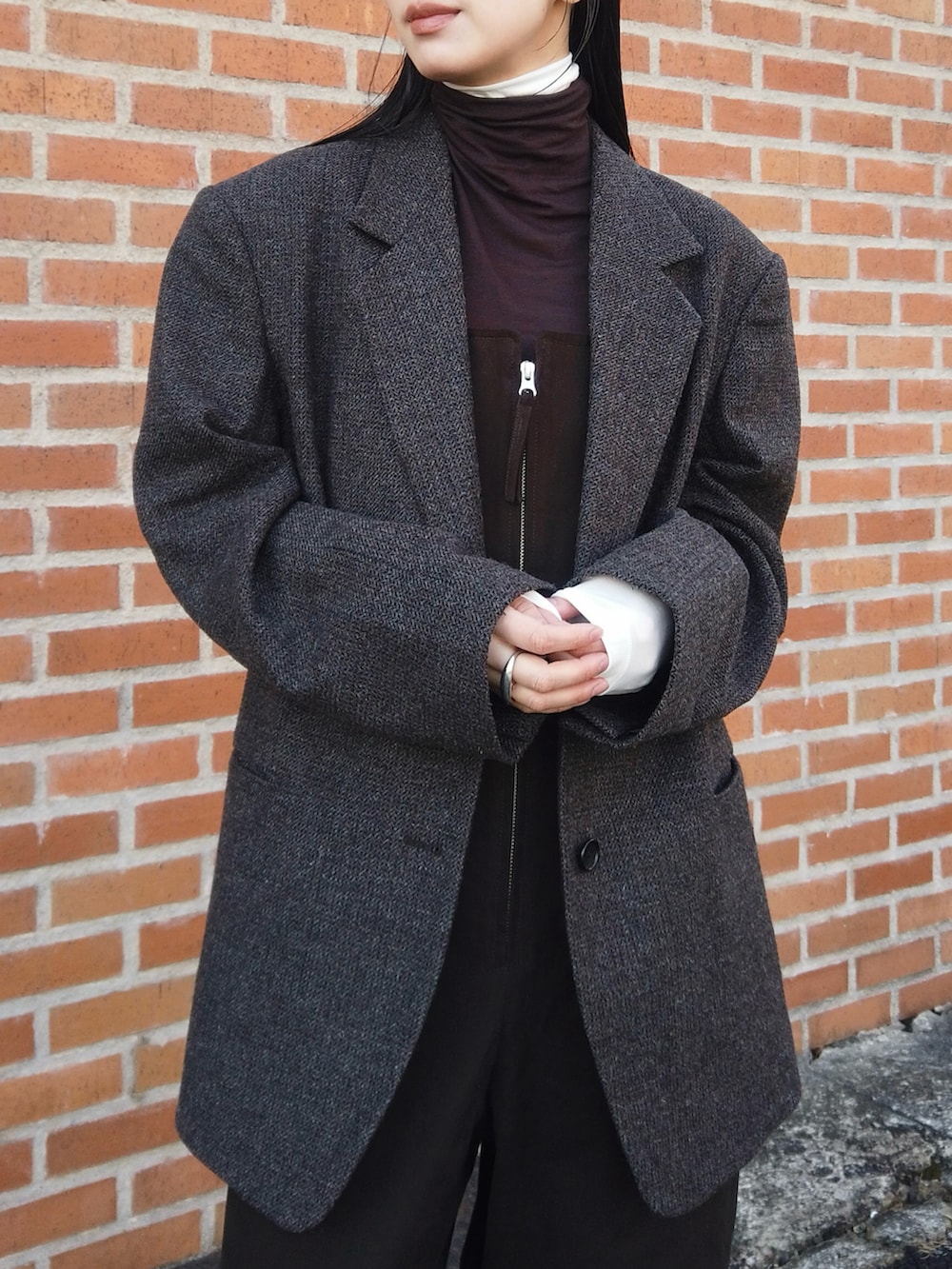 ブラウン系のサロペット/オーバーオール、ブラウン系のテーラードジャケット、グレー系のスニーカーを着用したレディースの冬コーディネートの3枚目の写真