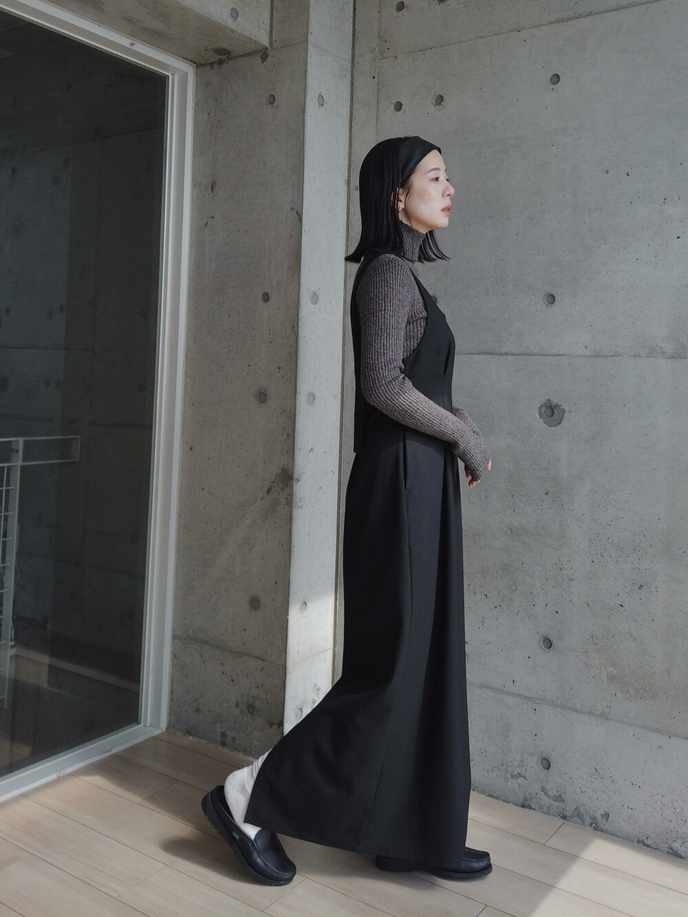 ブラック系のワンピース、グレー系のニット/セーター、ブラック系のモカシン/デッキシューズを着用したレディースの秋コーディネートの3枚目の写真