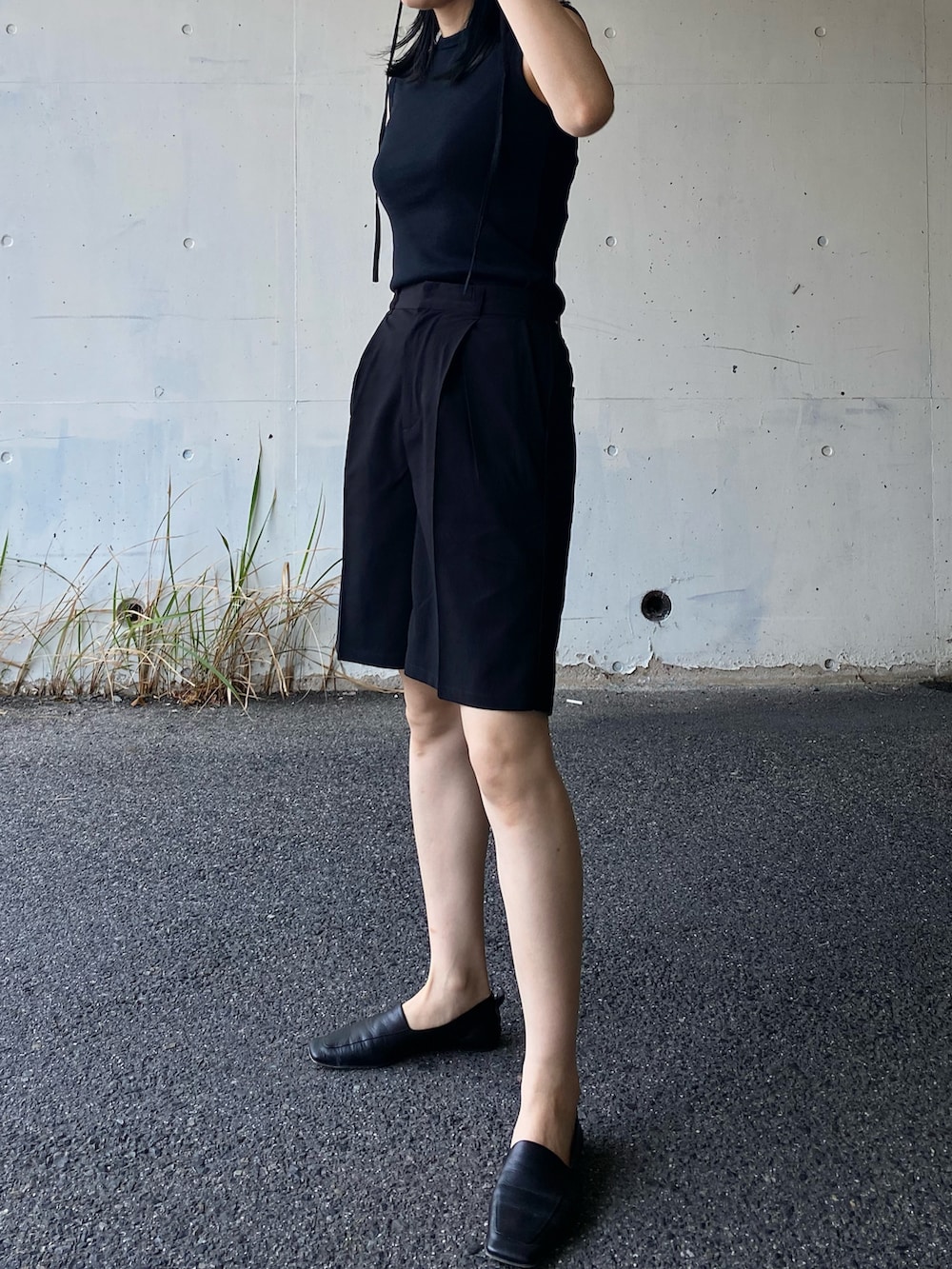 ブラック系のTシャツ/カットソー、ブラック系のその他パンツ、ブラック系のハットを着用したレディースの春コーディネートの5枚目の写真