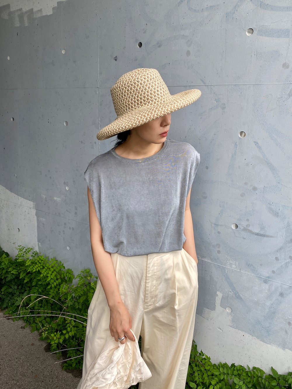 グレー系のTシャツ/カットソー、ホワイト系のその他パンツ、ホワイト系のサンダルを着用したレディースの夏コーディネートの4枚目の写真