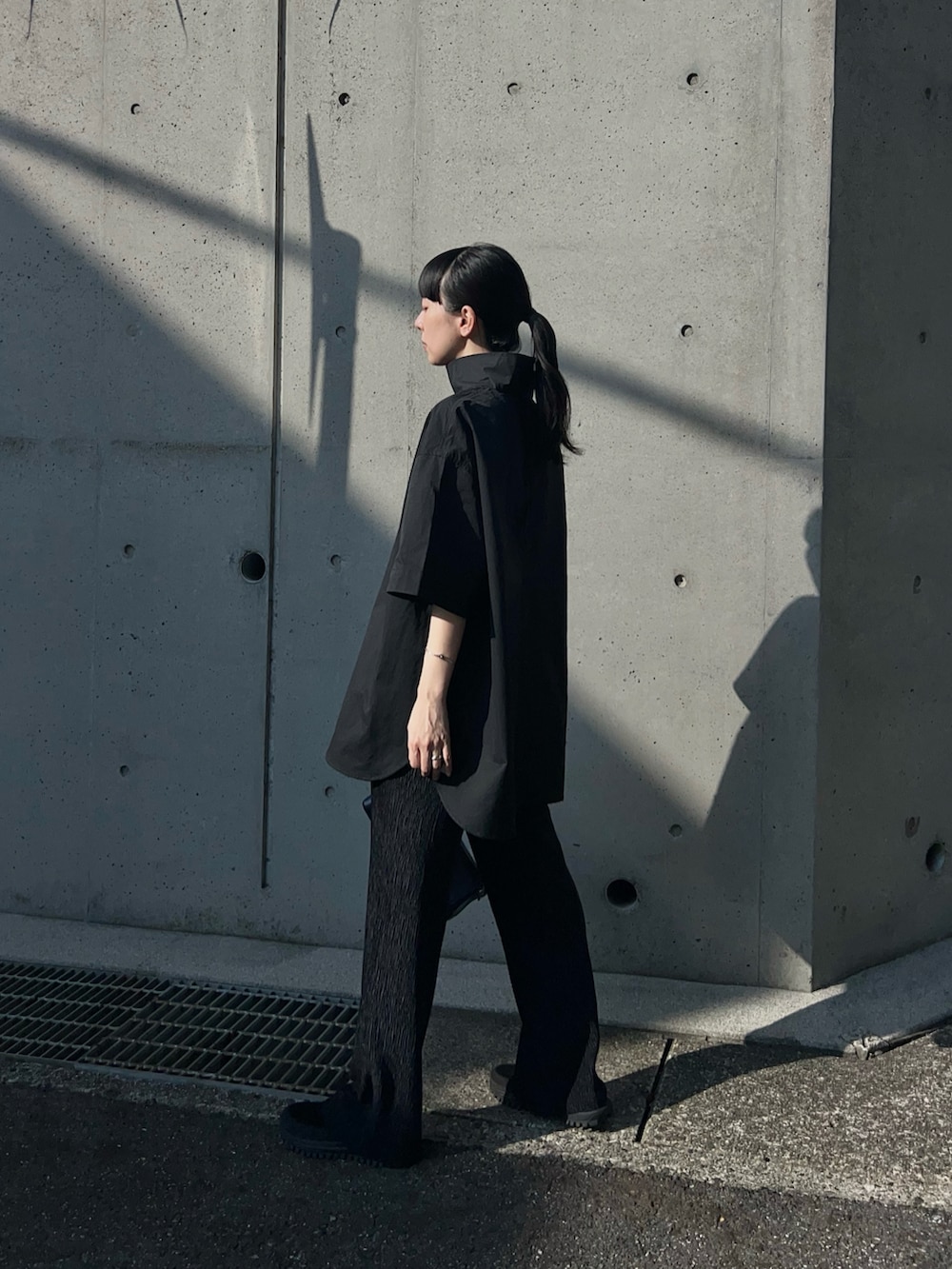 ブラック系のその他パンツ、ブラック系のシャツ/ブラウス、ブラック系のその他シューズを着用したレディースの秋コーディネートの3枚目の写真