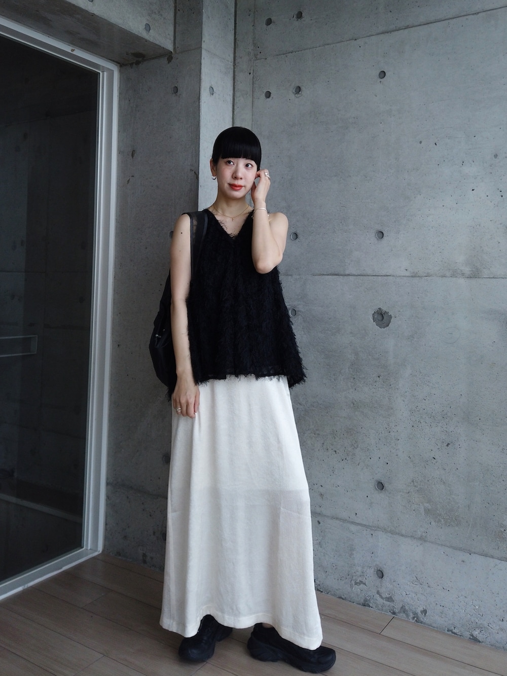 ホワイト系のワンピース、ホワイト系のタンクトップを着用したレディースの春コーディネートの4枚目の写真