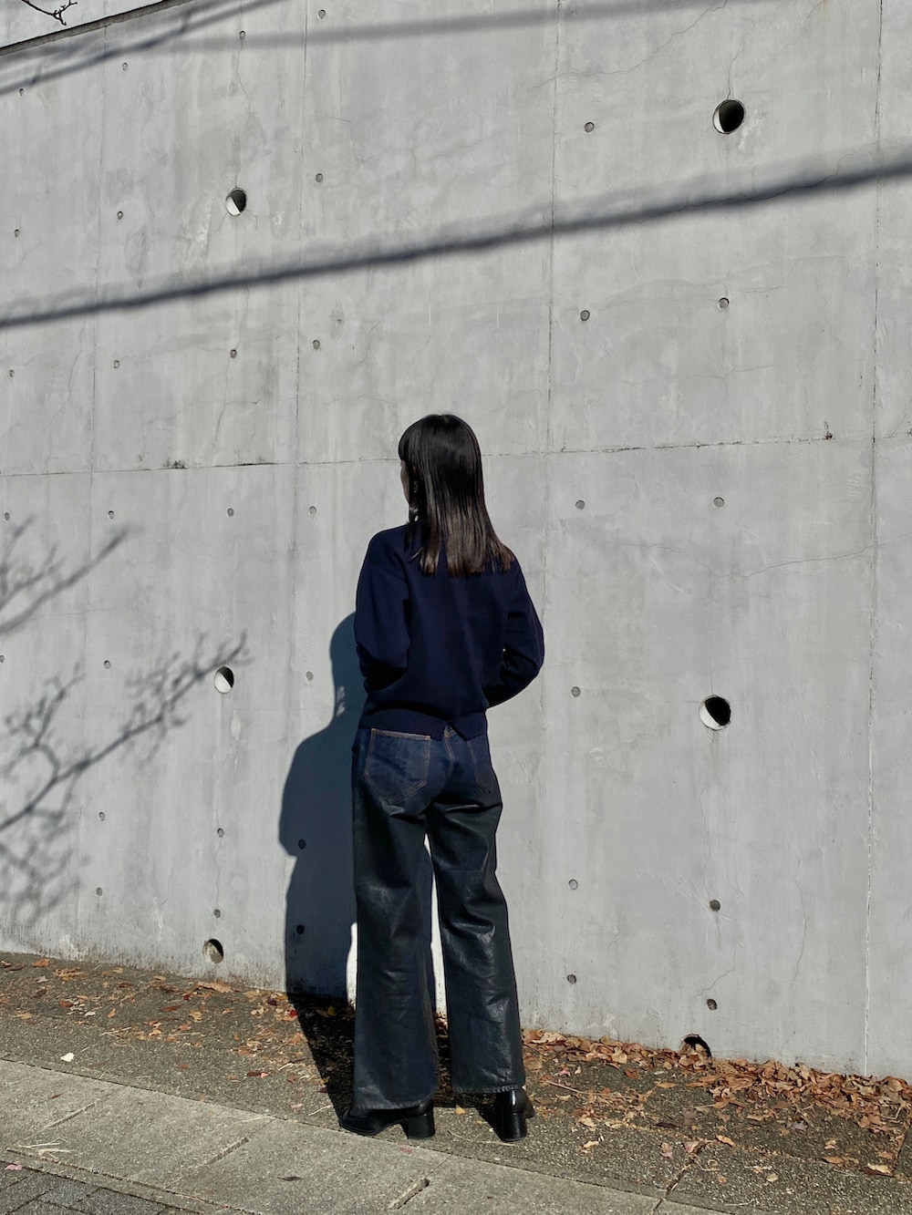 ブルー系のニット/セーター、ブルー系のデニムパンツ、ブラック系のローファーを着用したレディースの秋コーディネートの3枚目の写真