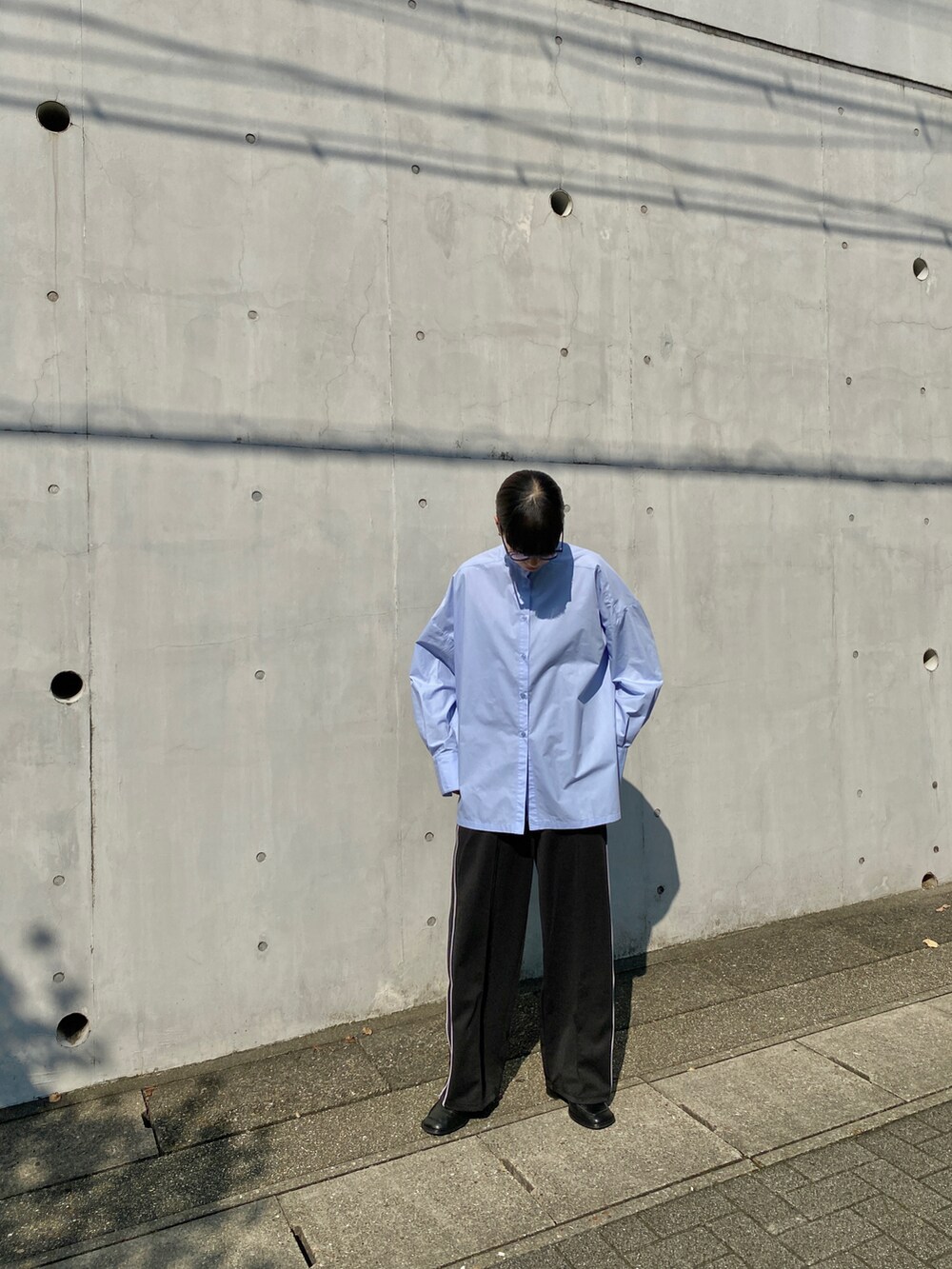 ブルー系のシャツ/ブラウス、ブラック系のその他パンツ、ブラック系のローファーを着用したレディースの秋コーディネートの2枚目の写真