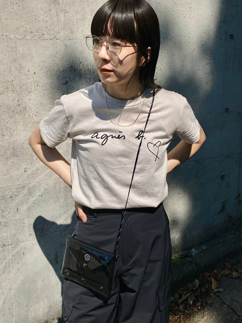 ベージュ系のTシャツ/カットソー、ブラック系のカーゴパンツ、ブラック系のブーツを着用したレディースの夏コーディネートの2枚目の写真