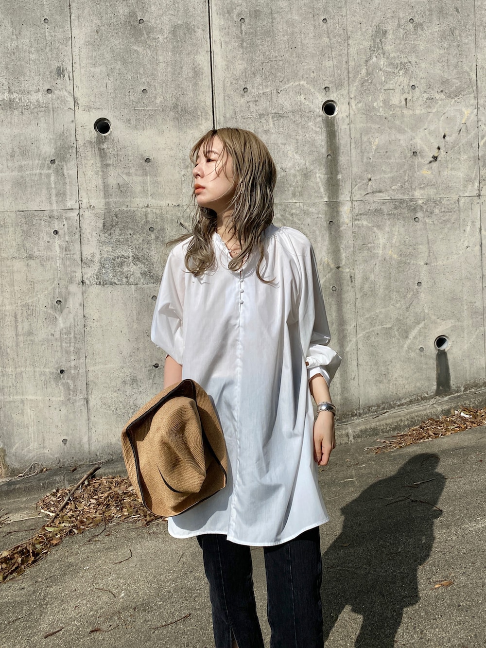 ブラック系のデニムパンツ、グリーン系のサンダル、ホワイト系のシャツ/ブラウスを着用したレディースの春コーディネートの3枚目の写真