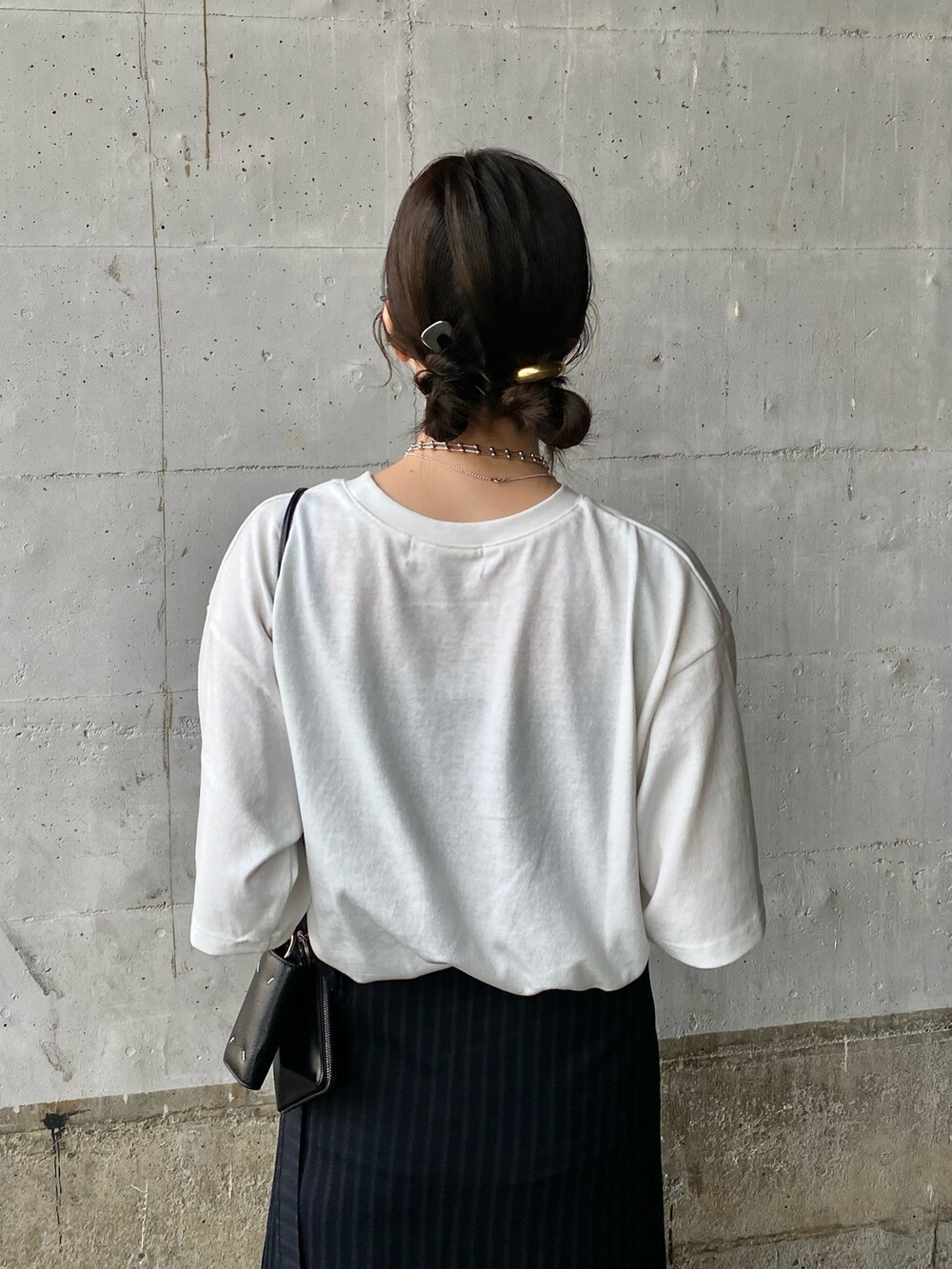 ホワイト系のTシャツ/カットソー、ブラック系のコインケース、ブラック系のキーケース/キーアクセサリーを着用したレディースの春コーディネートの4枚目の写真