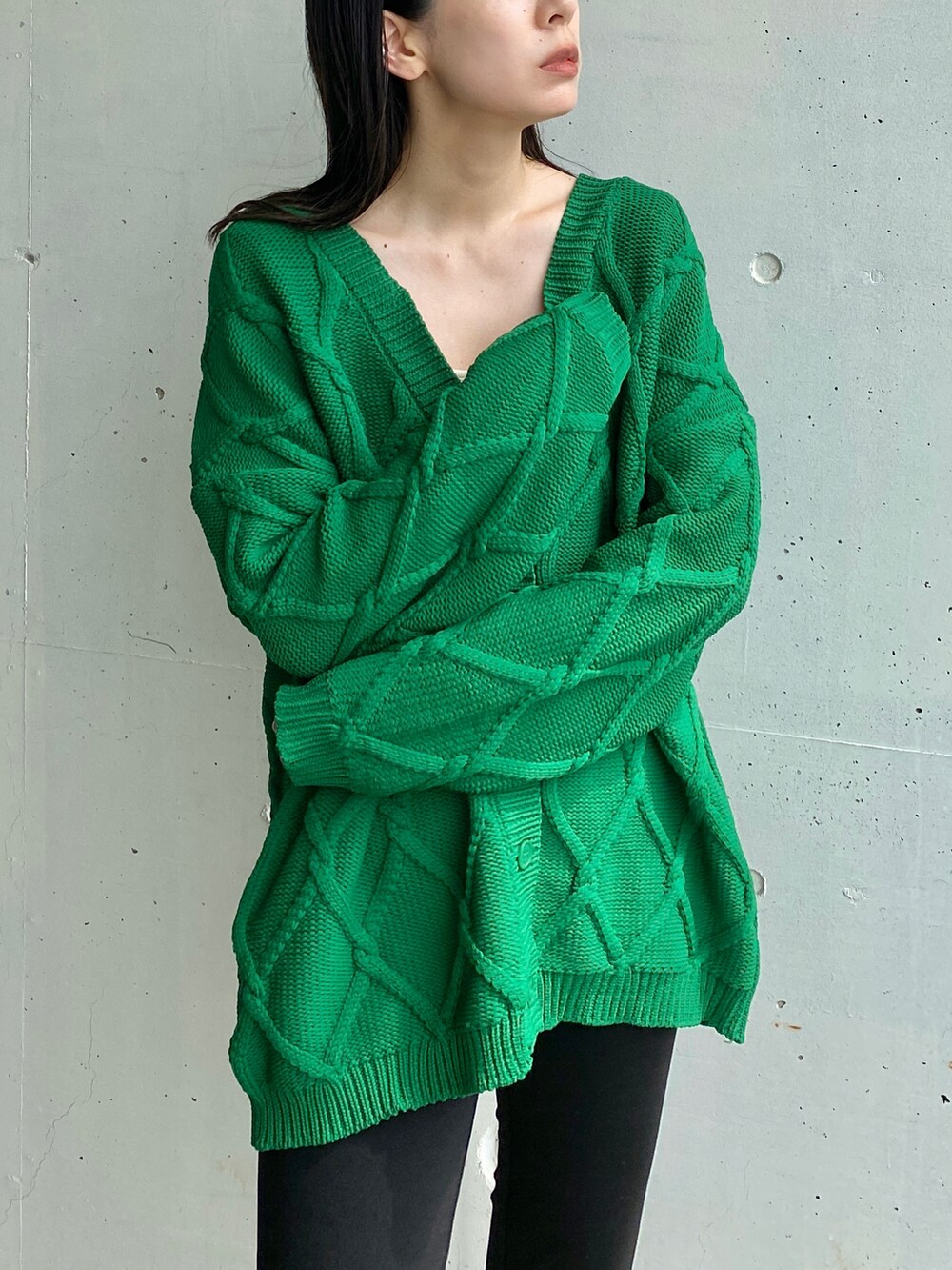 ブラック系のローファー、グリーン系のカーディガン/ボレロを着用したレディースの秋コーディネートの2枚目の写真