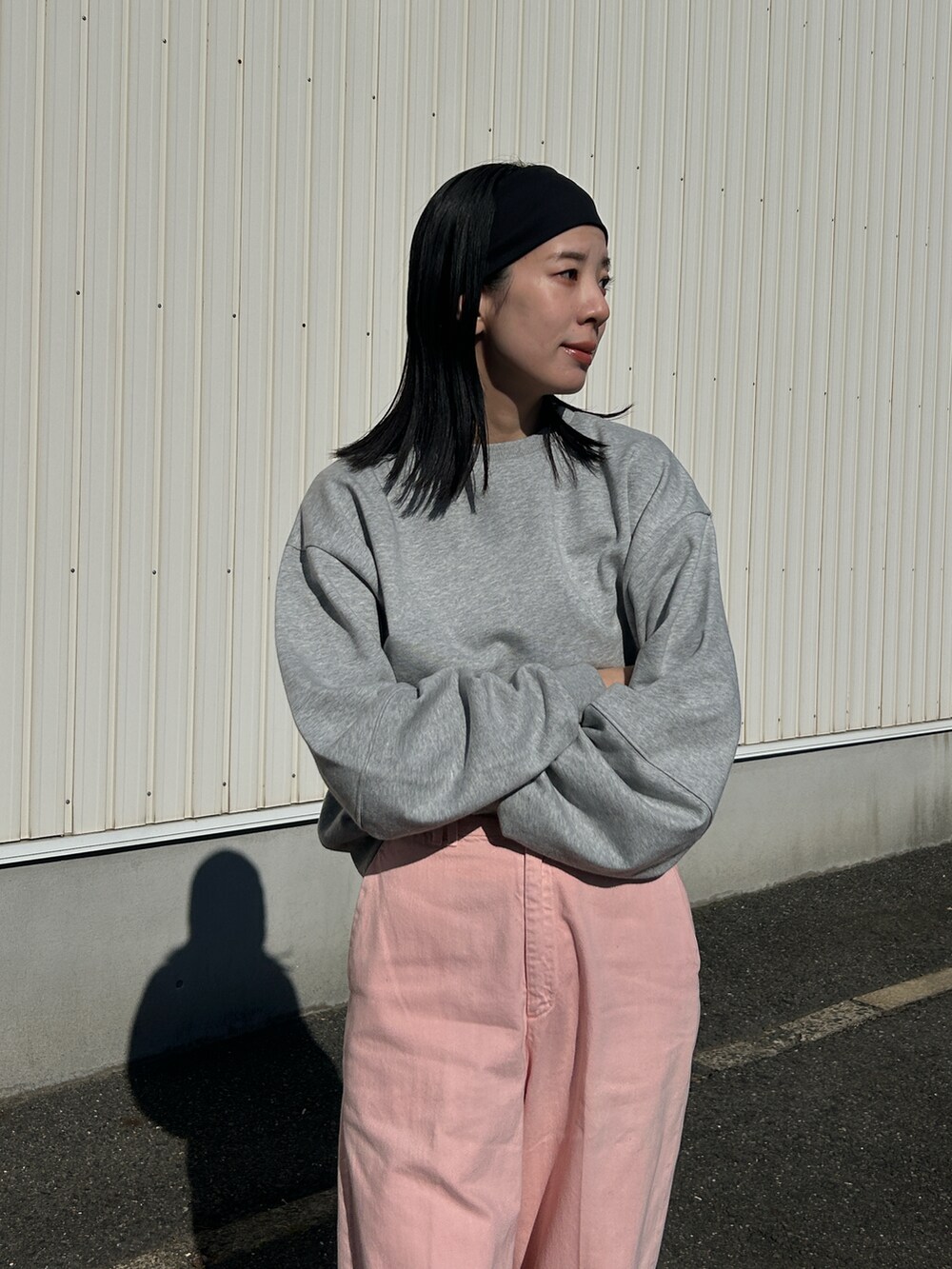 グレー系のスウェット、ブラック系のローファー、ブラック系のヘアバンドを着用したレディースの秋コーディネートの2枚目の写真