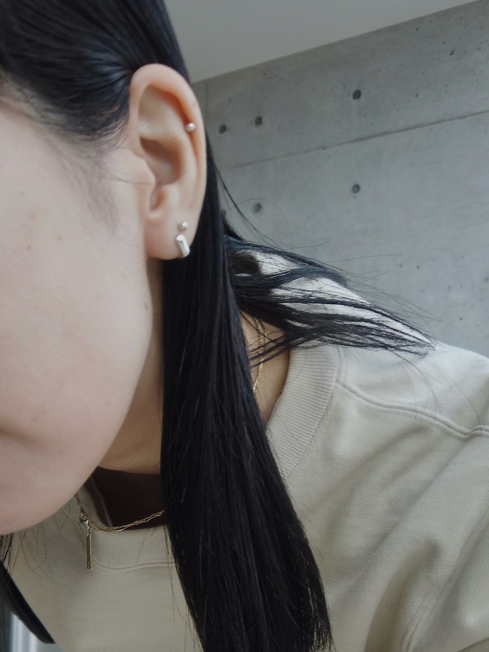 ホワイト系のシャツ/ブラウス、ベージュ系のスウェット、ベージュ系のスウェットパンツを着用したレディースの冬コーディネートの3枚目の写真