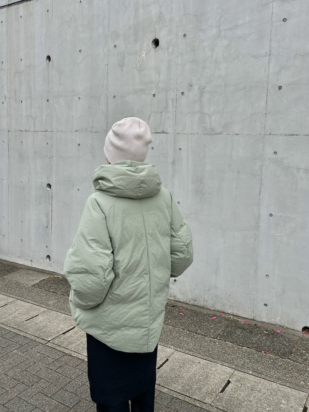 グリーン系のダウンジャケット/コート、ブラック系のその他パンツ、ブラック系のブーツを着用したレディースの冬コーディネートの4枚目の写真