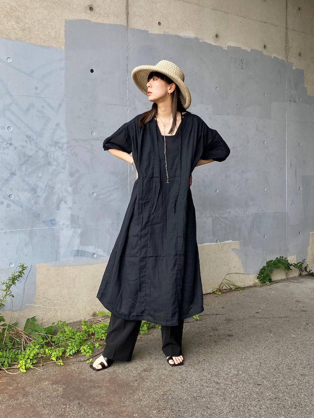 ブラック系のワンピース、ブラック系のその他パンツ、ブラック系のサンダルを着用したレディースの夏コーディネートの5枚目の写真