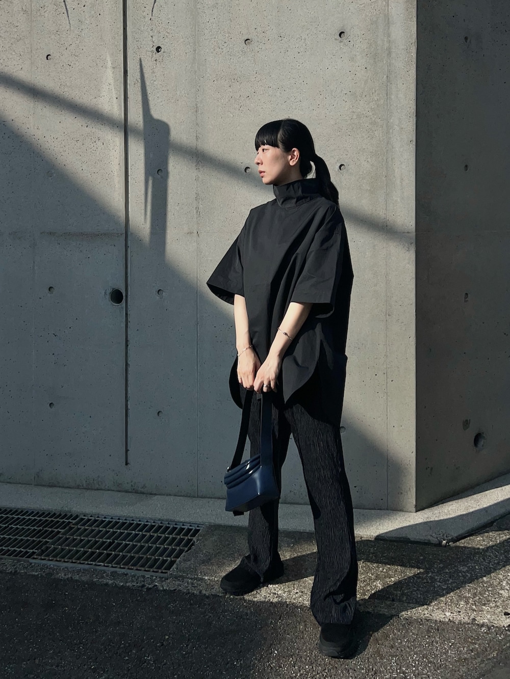 ブラック系のその他パンツ、ブラック系のシャツ/ブラウス、ブラック系のその他シューズを着用したレディースの秋コーディネートの2枚目の写真