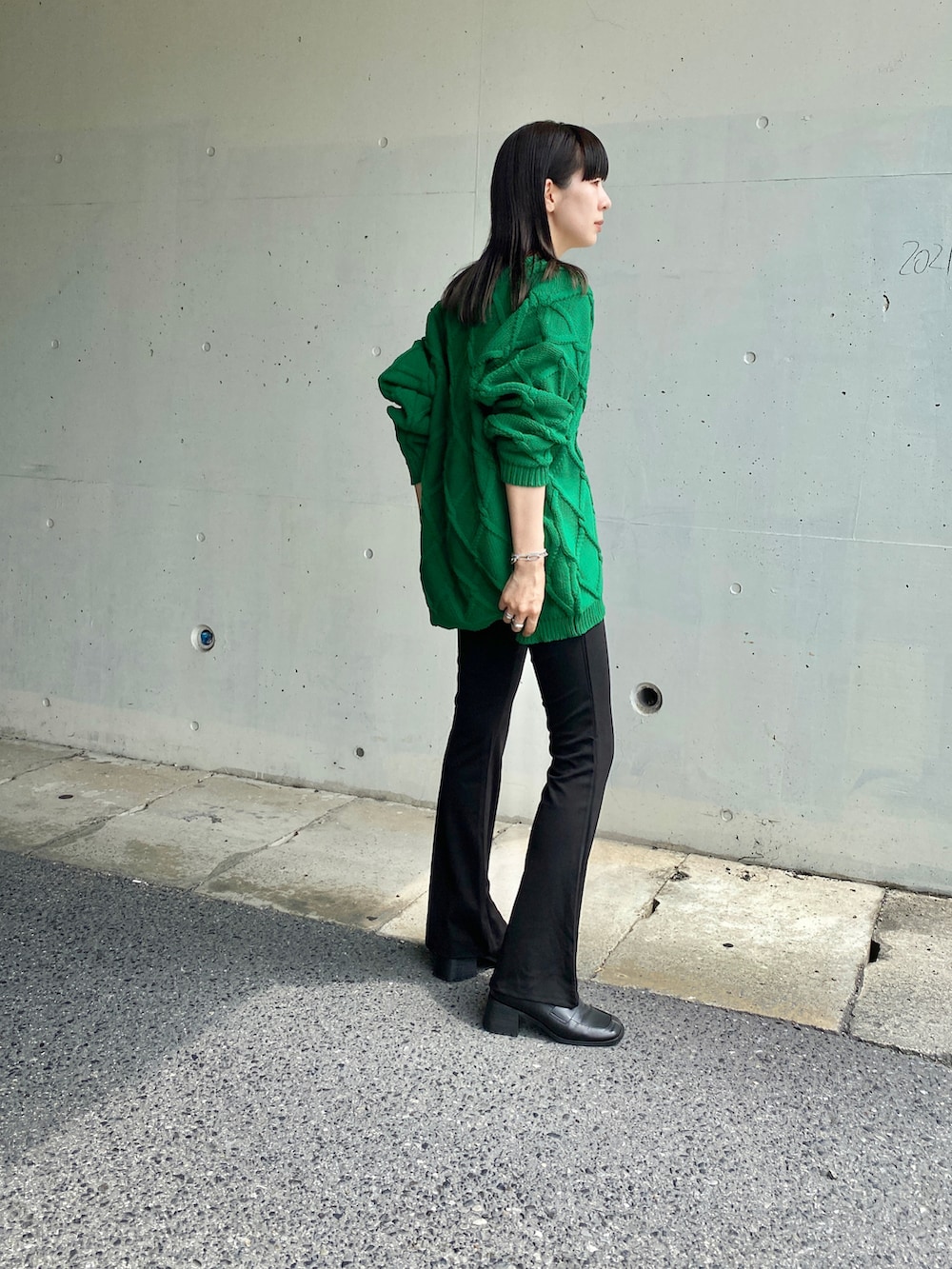 ブラック系のローファー、グリーン系のカーディガン/ボレロを着用したレディースの秋コーディネートの4枚目の写真