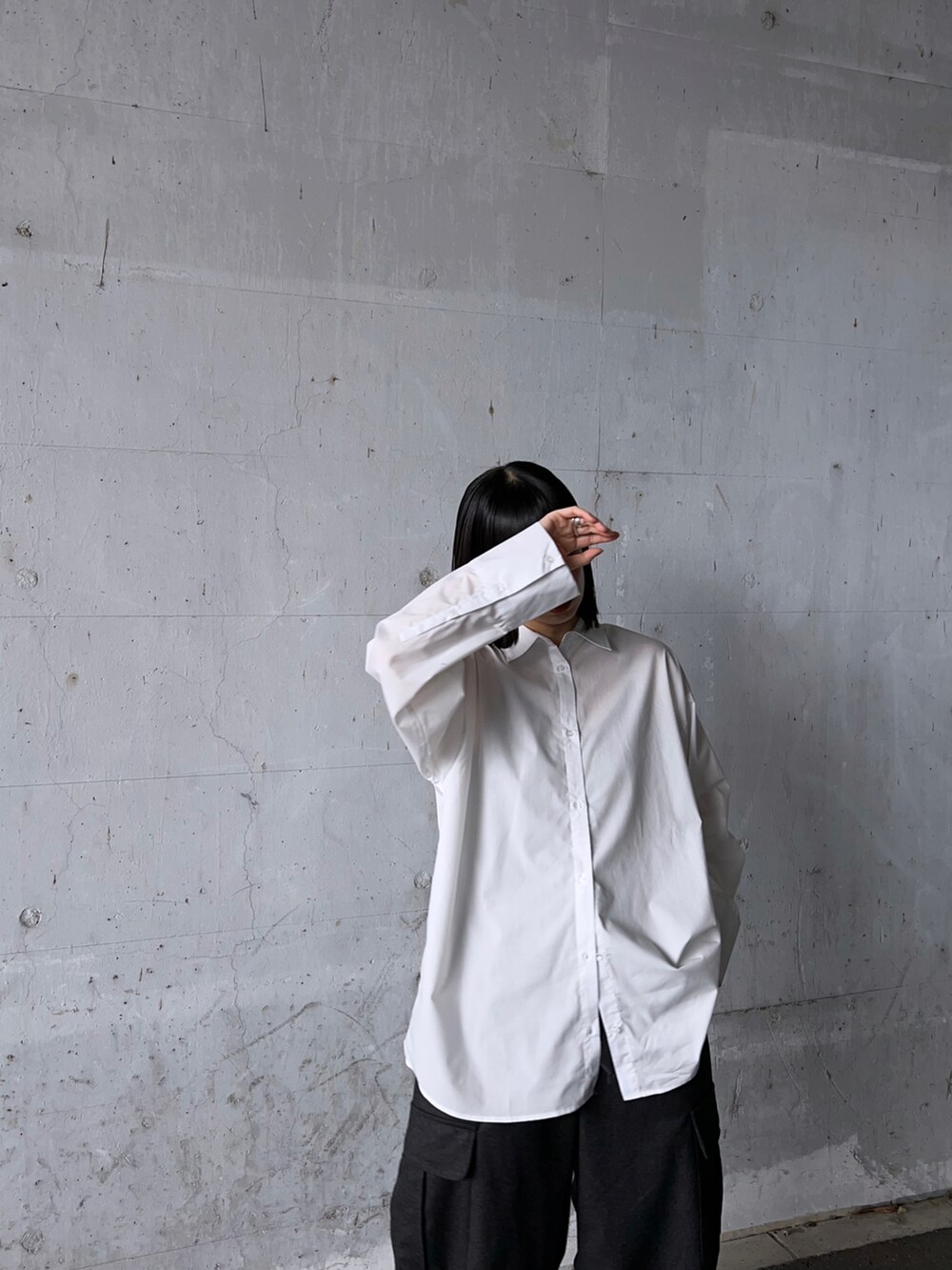 ホワイト系のシャツ/ブラウス、グレー系のその他パンツ、グレー系のスニーカーを着用したレディースの冬コーディネートの4枚目の写真