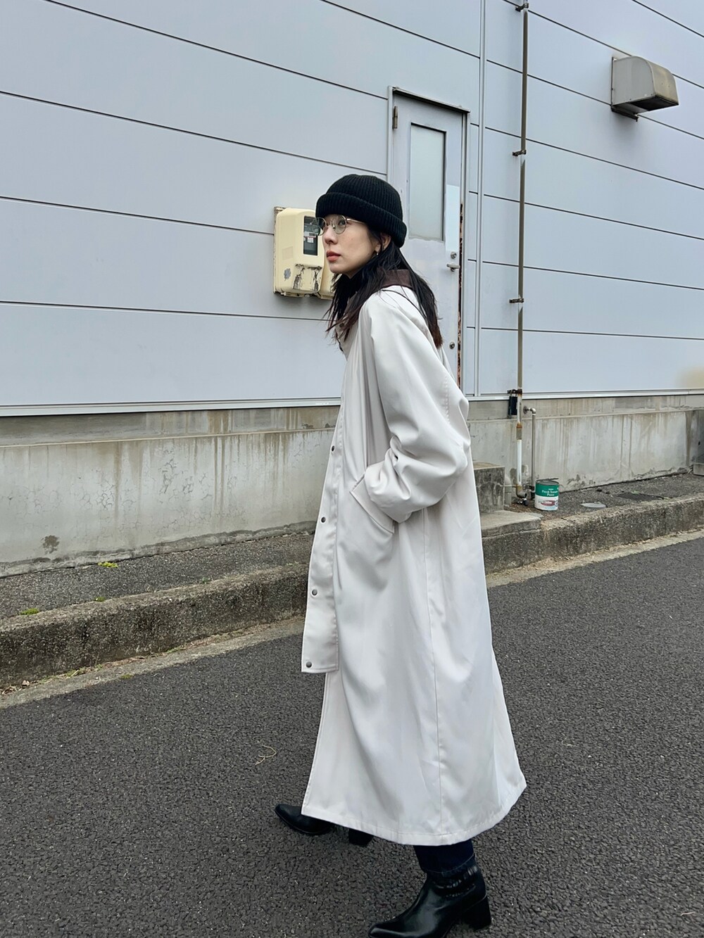 ホワイト系のその他アウター、ブルー系のつなぎ/オールインワン、ブラック系のブーツを着用したレディースの冬コーディネートの4枚目の写真