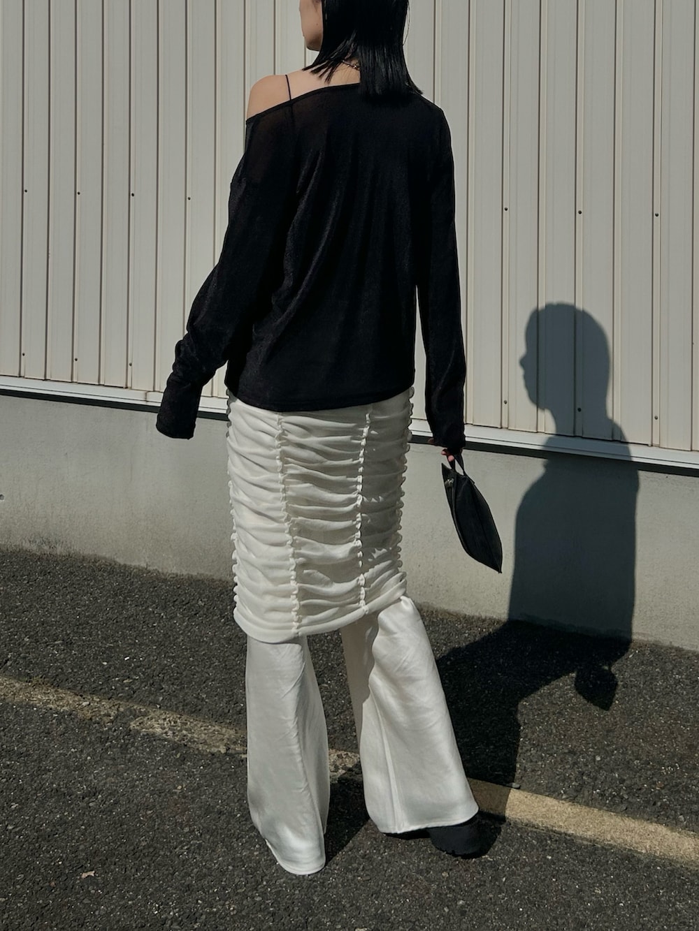 ホワイト系のスカート、ブラック系のTシャツ/カットソー、ホワイト系のその他パンツを着用したレディースの秋コーディネートの3枚目の写真