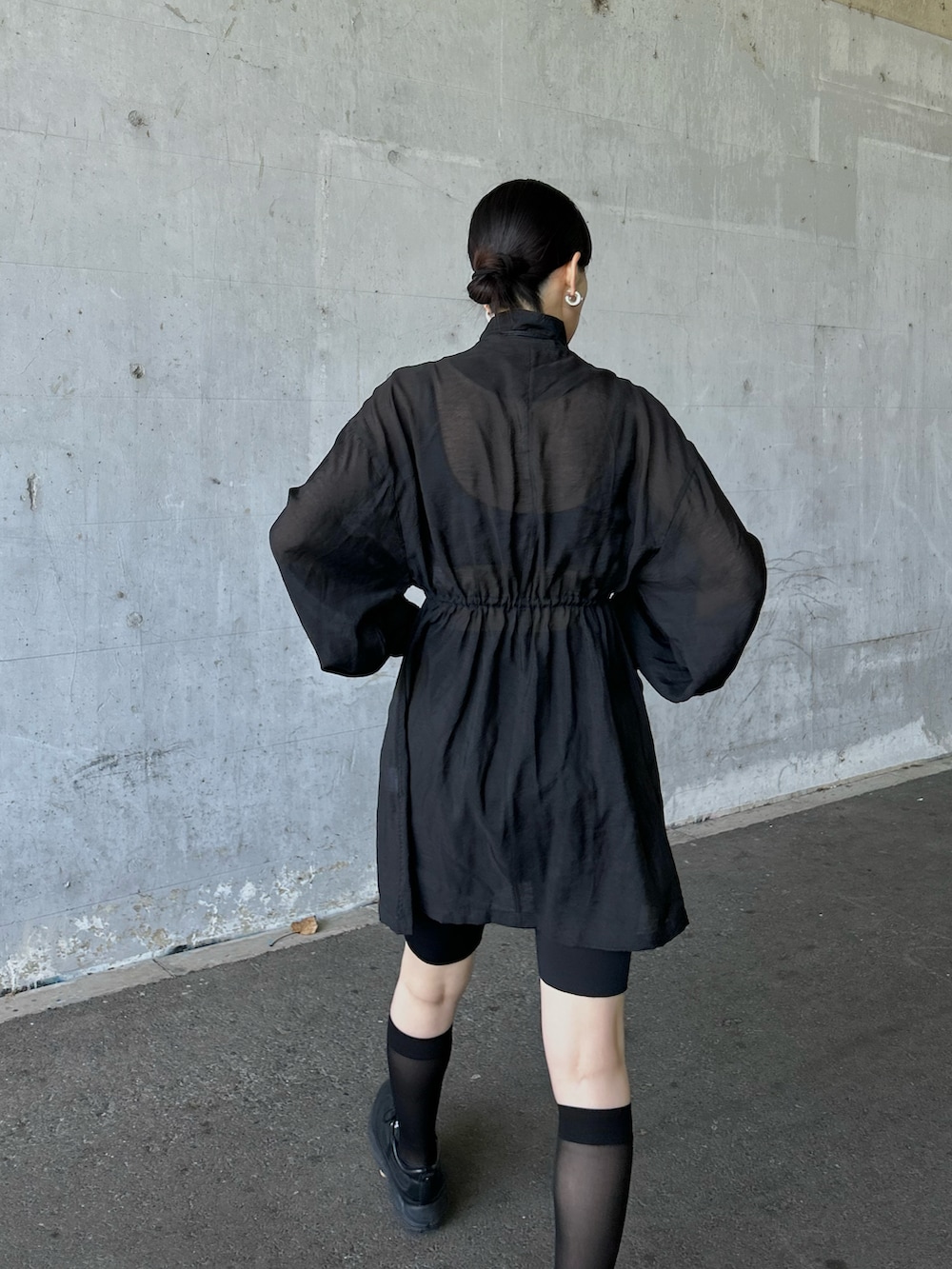 ブラック系のモッズコート、ブラック系のカーゴパンツ、ブラック系のシューズを着用したレディースの春コーディネートの3枚目の写真