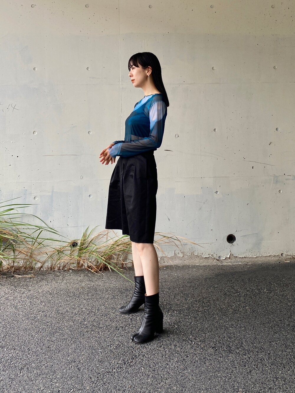 ブラック系のその他パンツ、ブルー系のTシャツ/カットソーを着用したレディースの夏コーディネートの3枚目の写真