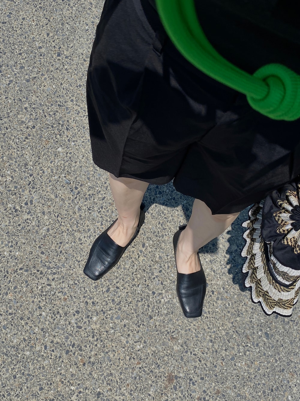 ブラック系のTシャツ/カットソー、ブラック系のその他パンツ、ブラック系のハットを着用したレディースの春コーディネートの2枚目の写真