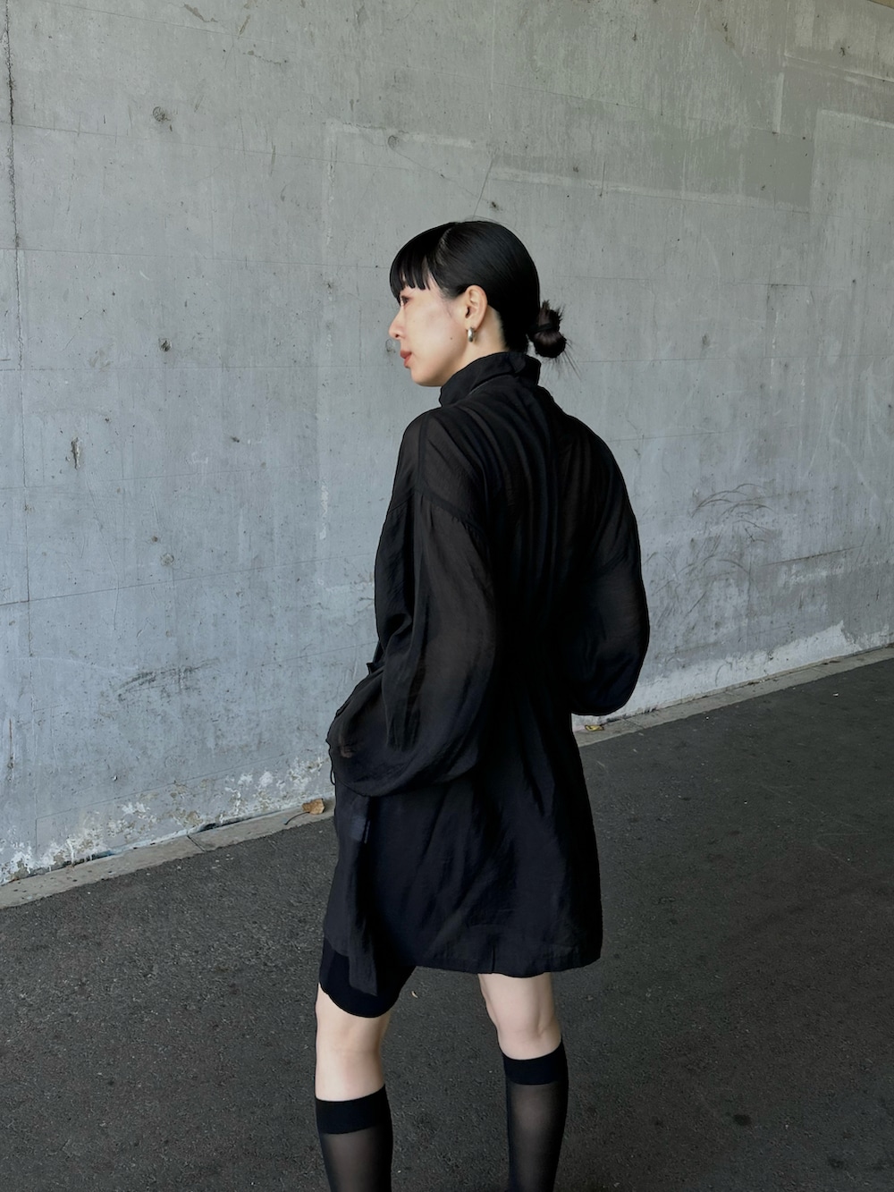 ブラック系のモッズコート、ブラック系のカーゴパンツ、ブラック系のシューズを着用したレディースの春コーディネートの2枚目の写真