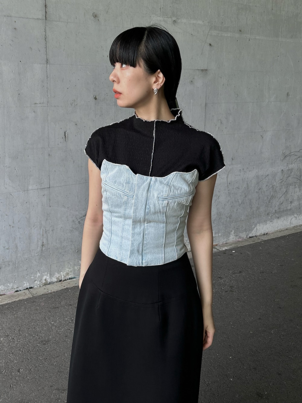 「ビスチェ、デニム、ブラック、レイヤードスタイル、プチプラ、休日スタイル」｜「M TO Rの［TOPS］WESTERN MOOD DENIM BUSTIER TOPS（チューブトップ、ブルー系）」を使った、RIKAさん（レディース・168cm）の春コーディネートの3枚目の写真