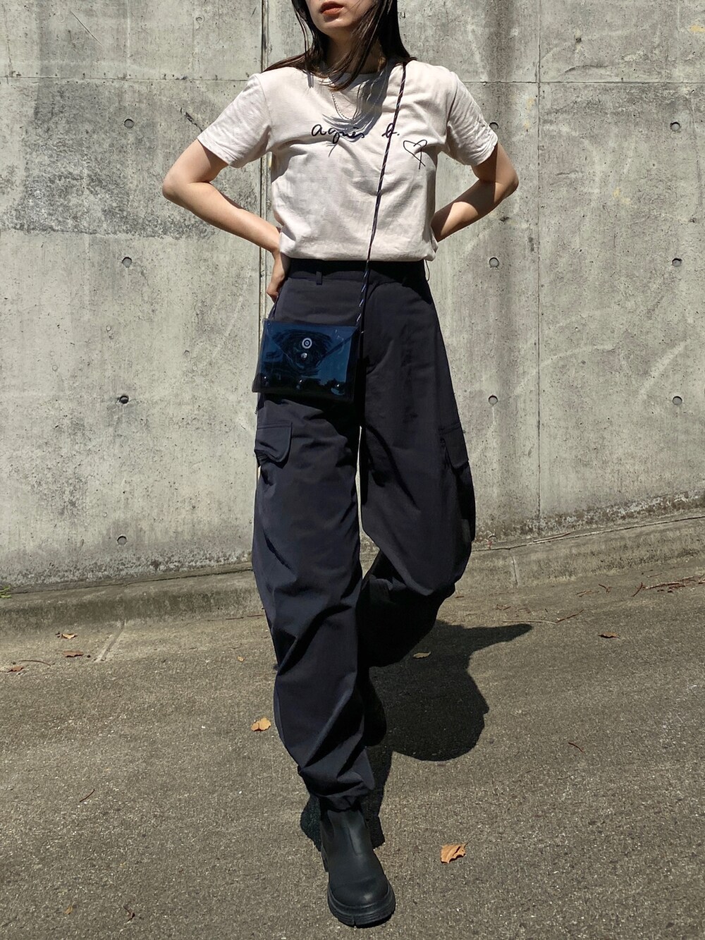 ベージュ系のTシャツ/カットソー、ブラック系のカーゴパンツ、ブラック系のブーツを着用したレディースの夏コーディネートの3枚目の写真
