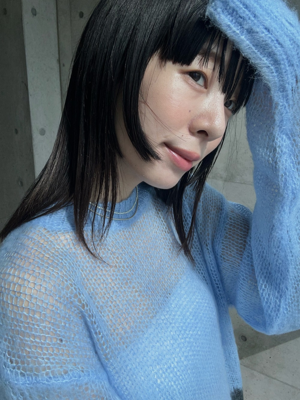 「秋服、休日スタイル、デニム、今日のコスメと服、PR、ゆるコーデ、ニット、秋コーデ、HERA、お出かけコーデ、休日コーデ」|「PAMMの汽水域のローゲージニット(ニット/セーター、ブルー系)」を使った、RIKAさん(レディース・168cm)の秋コーディネートの3枚目の写真
