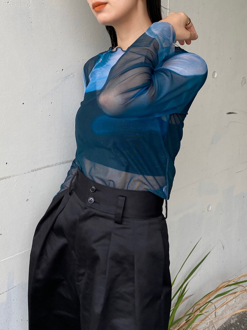 ブラック系のその他パンツ、ブルー系のTシャツ/カットソーを着用したレディースの夏コーディネートの5枚目の写真