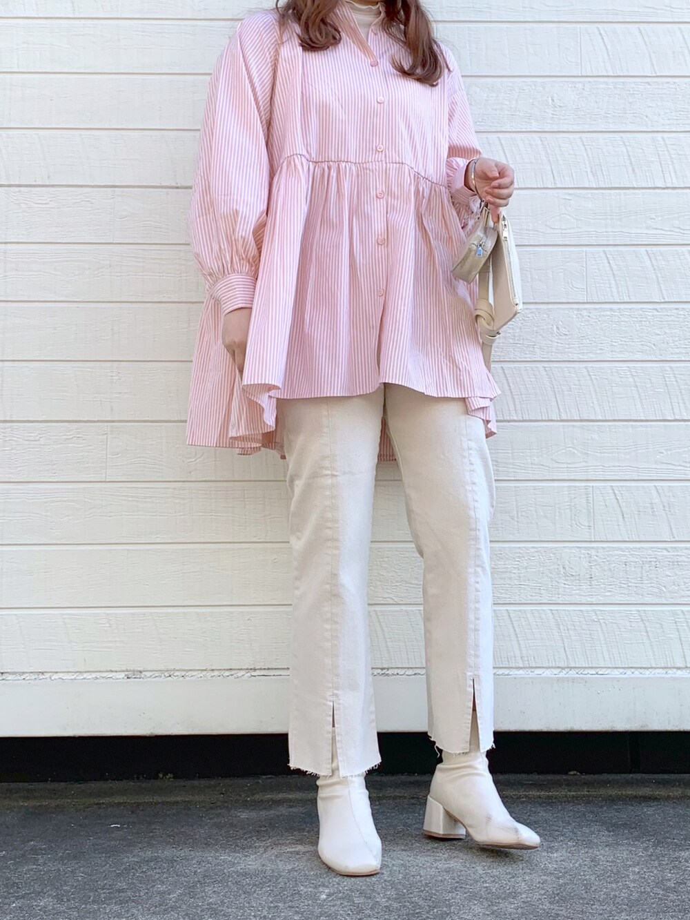 オレンジ系のシャツ/ブラウス、ホワイト系のTシャツ/カットソー、ホワイト系のバッグを着用したレディースの冬コーディネートの2枚目の写真