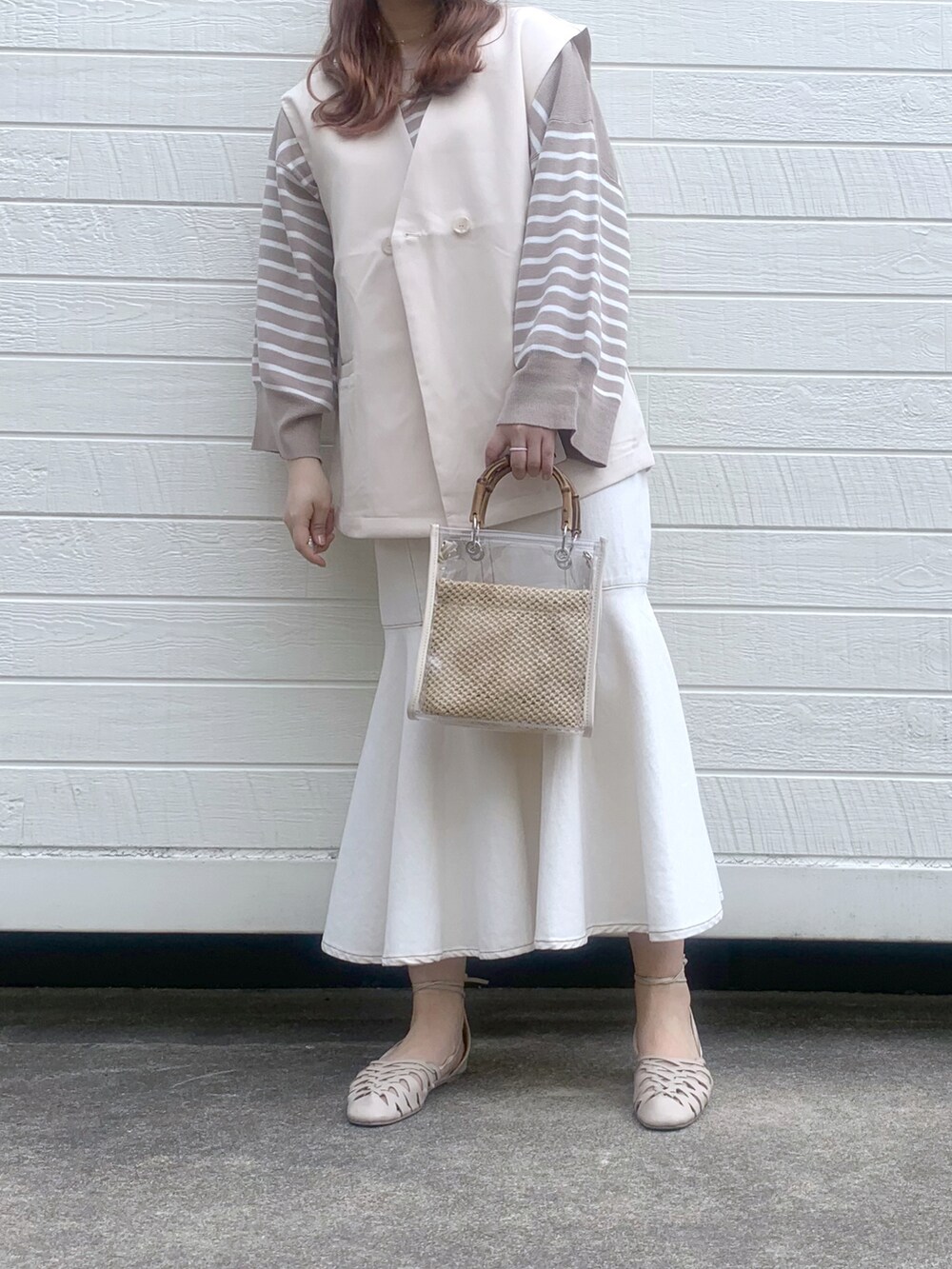 ホワイト系のトートバッグ、ホワイト系のスカート、ホワイト系のサンダルを着用したレディースの春コーディネートの2枚目の写真