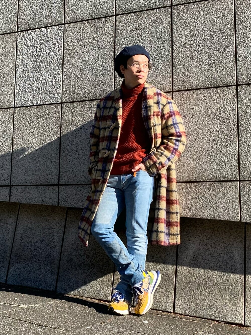 「クリスマスに着たい服、大人カジュアル、冬のコーデ、休日スタイル、コート、スニーカー、おしゃれさんと繋がりたい、kolor / BEACON、NIKE、メガネ男子、キャスケット後ろ被り」｜「capas headwearのアイテム（キャスケット、ブルー系）」を使った、WARASHIさん（メンズ・168cm）の冬コーディネートの3枚目の写真