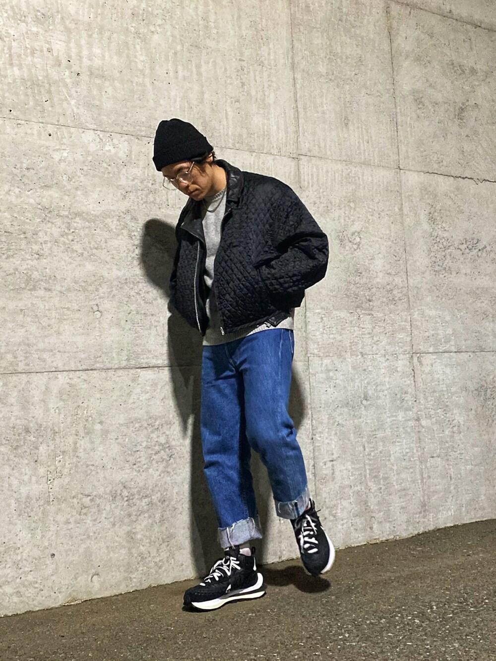 「私の推しブランド、休日スタイル、ビッグシルエット、黒、古着コーデ、デニム、ライダースジャケット、sacai、COMME des GARCONS HOMME PLUS、シンプルコーデ、レイヤードスタイル、キルティングジャケット、スニーカー、NIKE」|「Lewis Leathersのアイテム(ライダースジャケット、ブラック系)」を使った、WARASHIさん(メンズ・168cm)の冬コーディネートの2枚目の写真