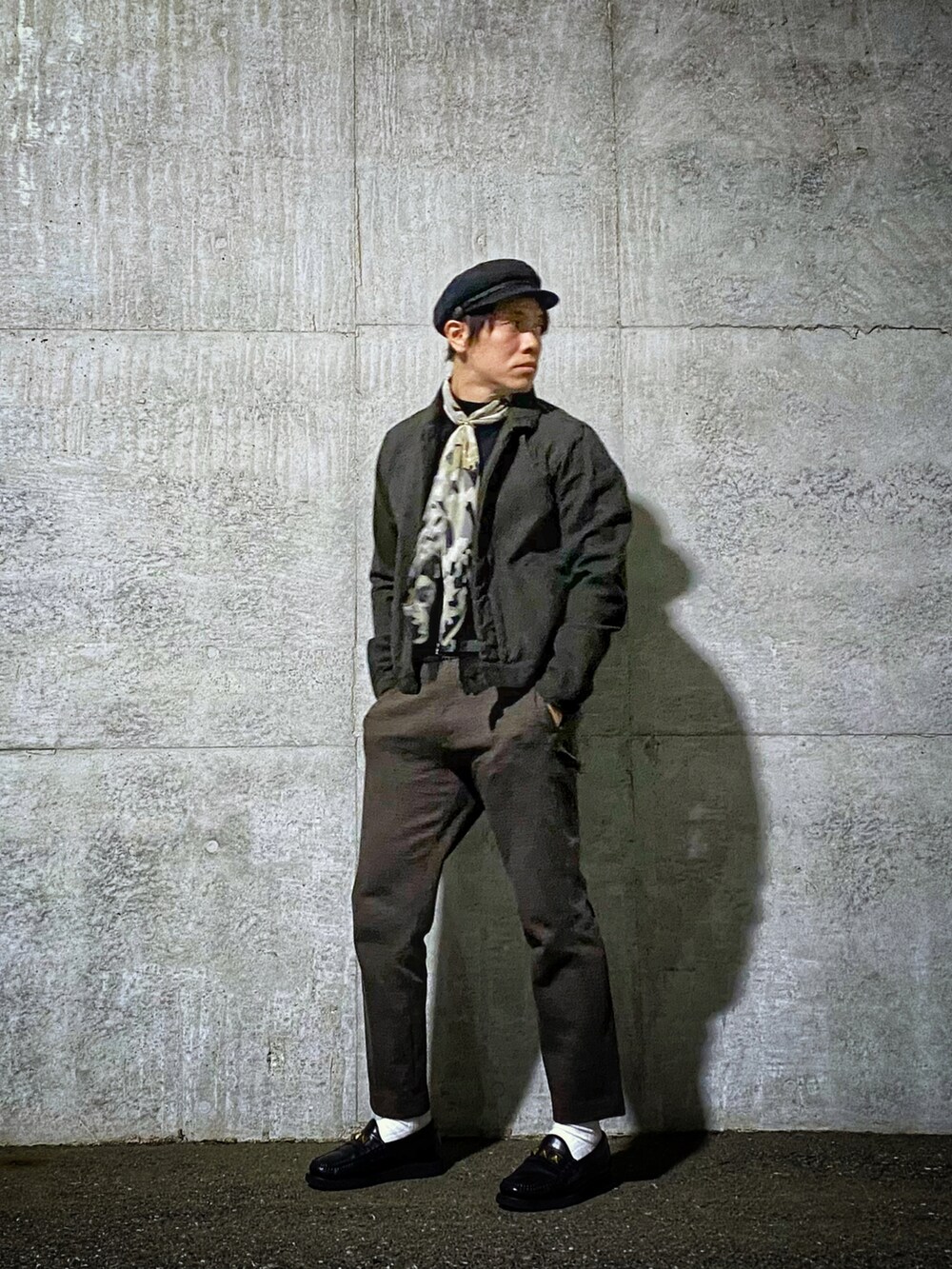 「ブルゾン、ローファー、UNIQLO、秋のコーデ、スカーフ、タートルネック、トラッド、大人カジュアル、ショートジャケット、お洒落さんとつながりたい」｜「BRIXTONの【BRIXTON】FIDDLER CAP（キャスケット、ブラック系）」を使った、WARASHIさん（メンズ・168cm）の秋コーディネートの2枚目の写真