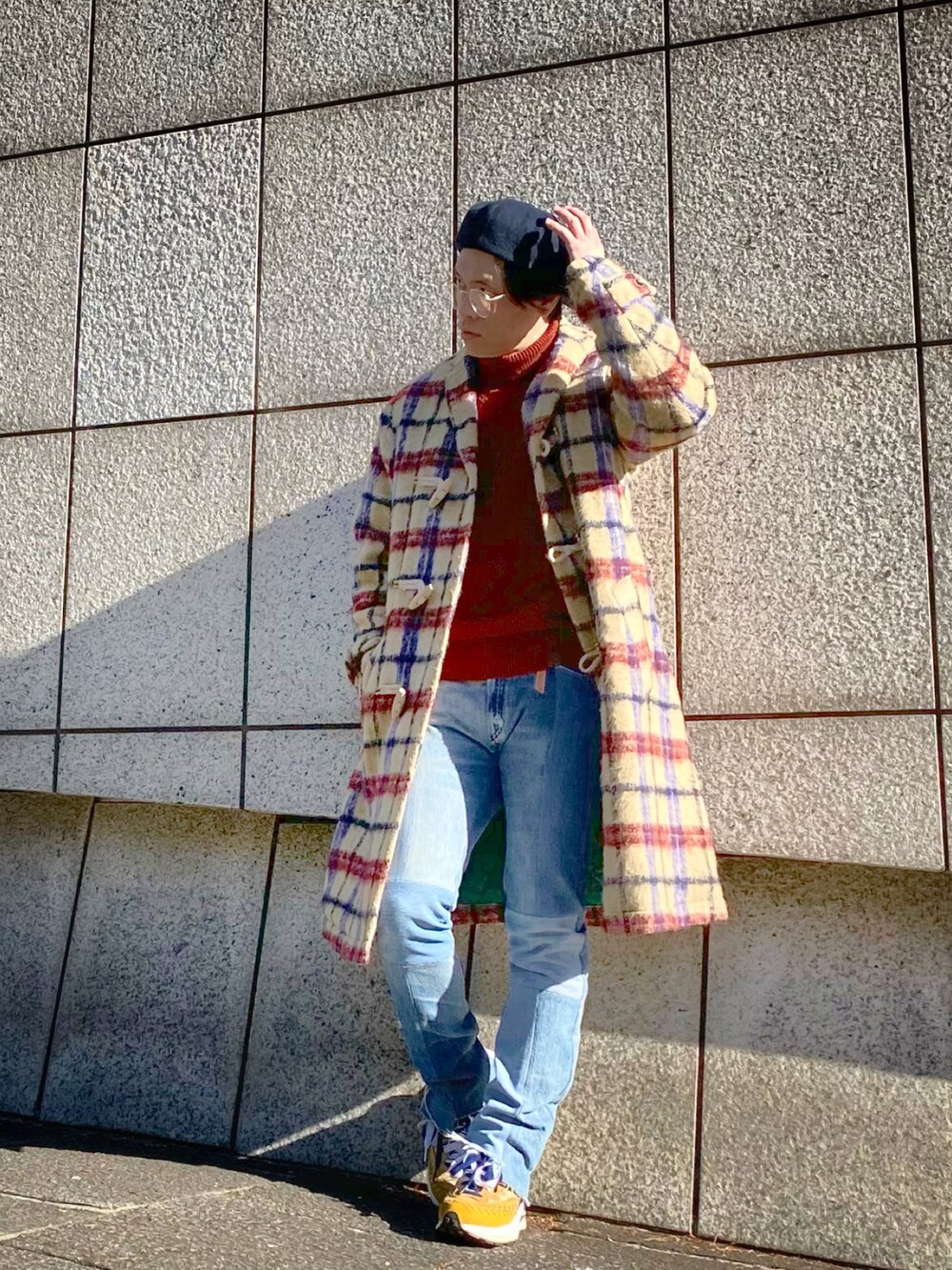 「クリスマスに着たい服、大人カジュアル、冬のコーデ、休日スタイル、コート、スニーカー、おしゃれさんと繋がりたい、kolor / BEACON、NIKE、メガネ男子、キャスケット後ろ被り」｜「capas headwearのアイテム（キャスケット、ブルー系）」を使った、WARASHIさん（メンズ・168cm）の冬コーディネートの2枚目の写真
