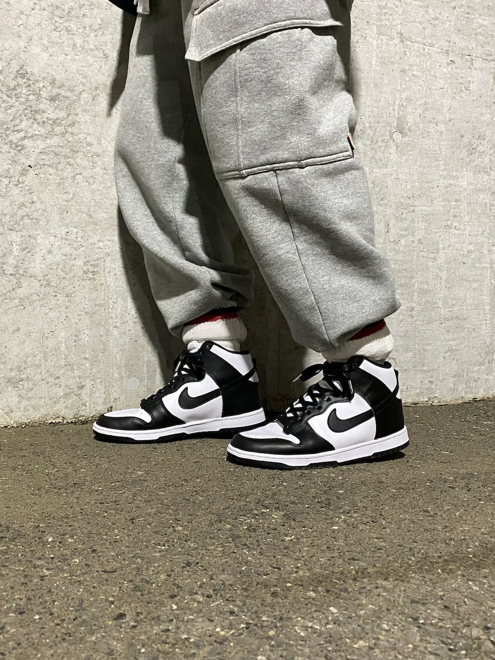 ブルー系のデニムジャケット、オレンジ系のベスト、グレー系のその他パンツを着用したメンズの春コーディネートの3枚目の写真