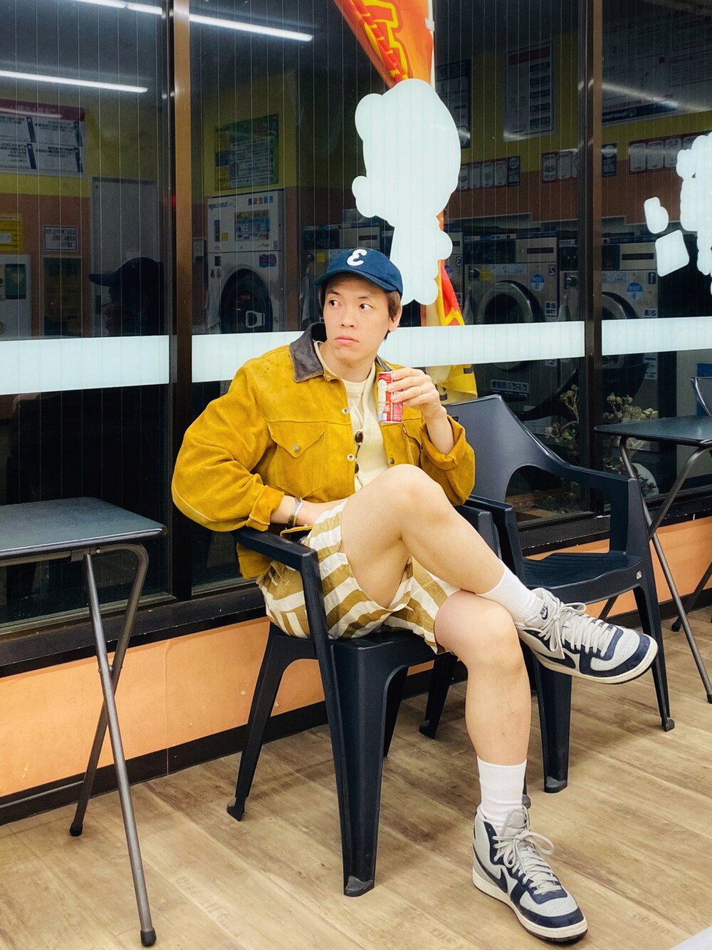 ホワイト系のベスト、ブラウン系のその他アウター、ベージュ系のその他パンツを着用したメンズの春コーディネートの2枚目の写真