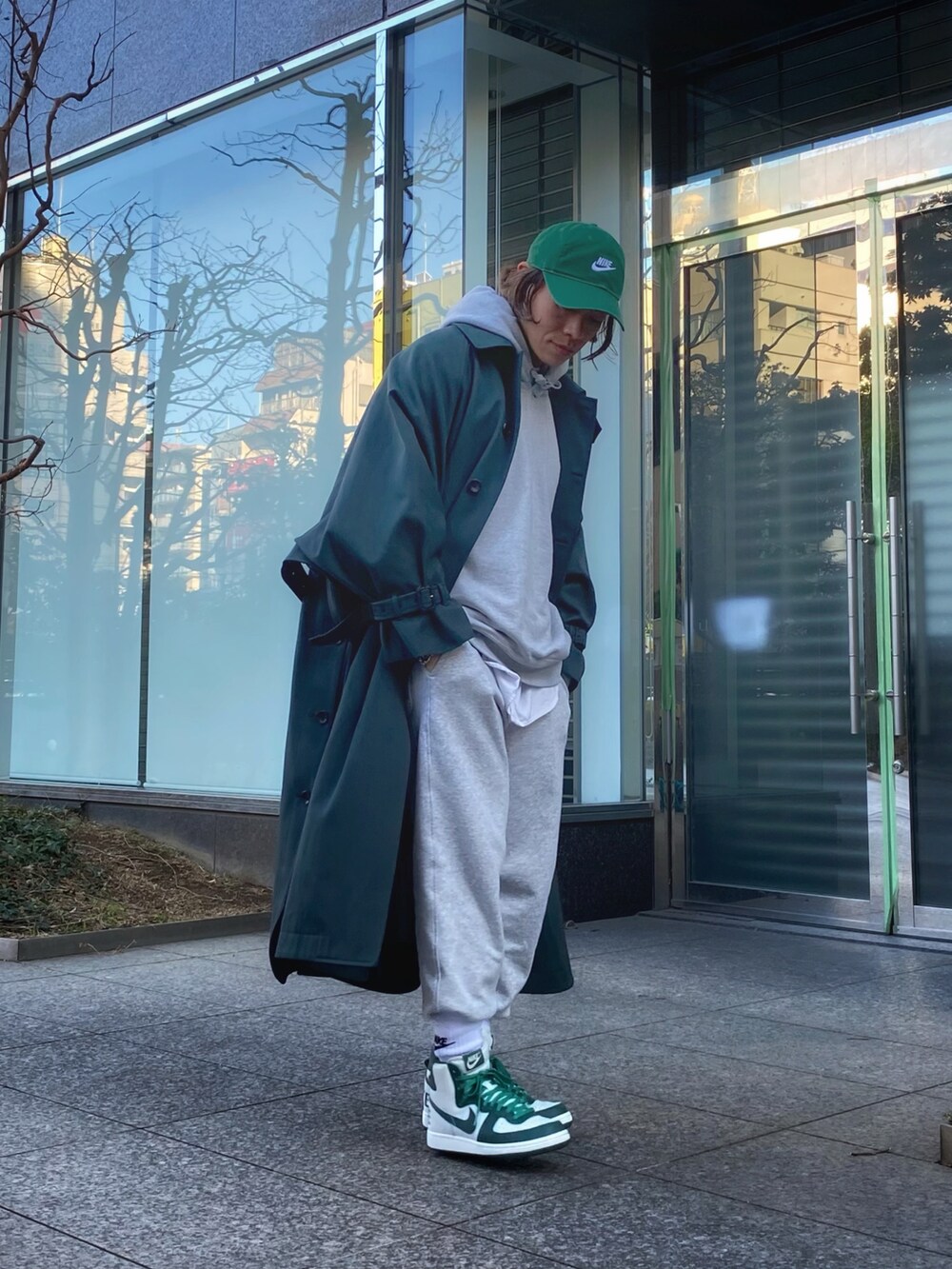 「春服デビュー宣言、UNIQLO、春アウター、オトナカジュアル、リラックススタイル、スウェット、セットアップ、キャップ、ロングコート、スニーカー、ゆるコーデ、ユニクロ、カジュアル、スウェットパンツ」｜「UNIQLOのアイテム（スウェット、グレー系）」を使った、WARASHIさん（メンズ・168cm）の春コーディネートの2枚目の写真