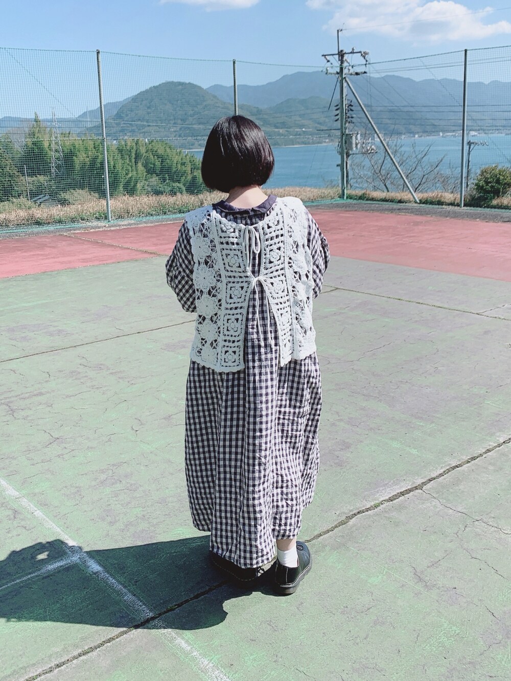 「春服みてみて、お出かけコーデ、オトナカワイイ、Samansa Mos2、SM2、kazumiコラボ、お洒落さんとつながりたい、低身長、ワンピース、ホワイト、リネン、ナチュラル」｜「Samansa Mos2のかぎ針風前後着ニットベスト（ベスト、ホワイト系）」を使った、minnさん（レディース・154cm）の春コーディネートの2枚目の写真