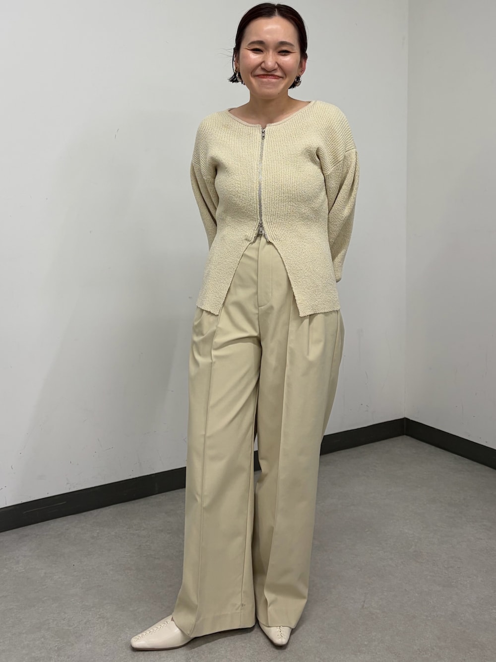 ベージュ系のカーディガン/ボレロ、ベージュ系のその他パンツ、グリーン系のTシャツ/カットソーを着用したレディースの冬コーディネートの5枚目の写真