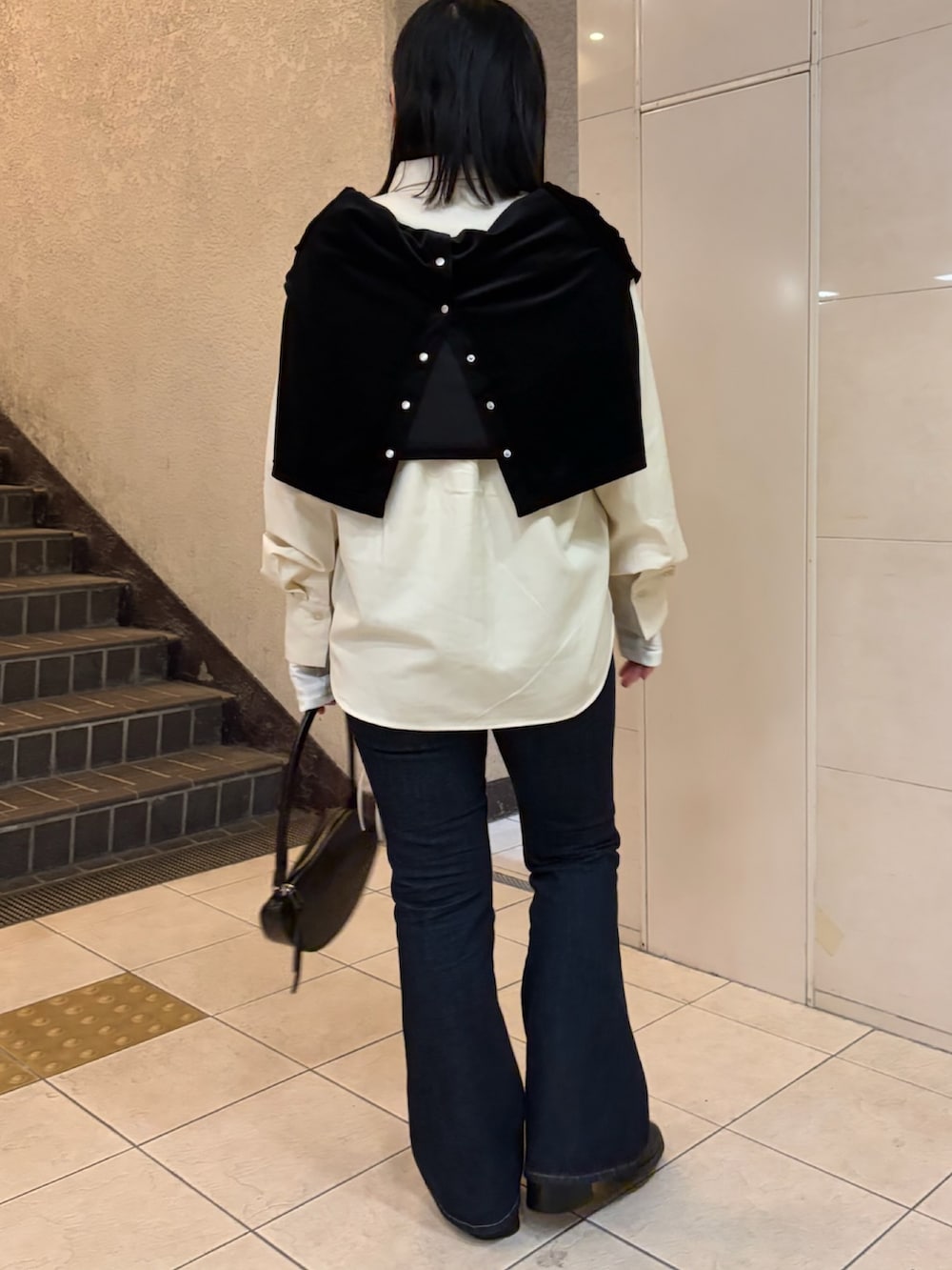 ブラック系のTシャツ/カットソー、ホワイト系のTシャツ/カットソー、ホワイト系のシャツ/ブラウスを着用したレディースの冬コーディネートの5枚目の写真