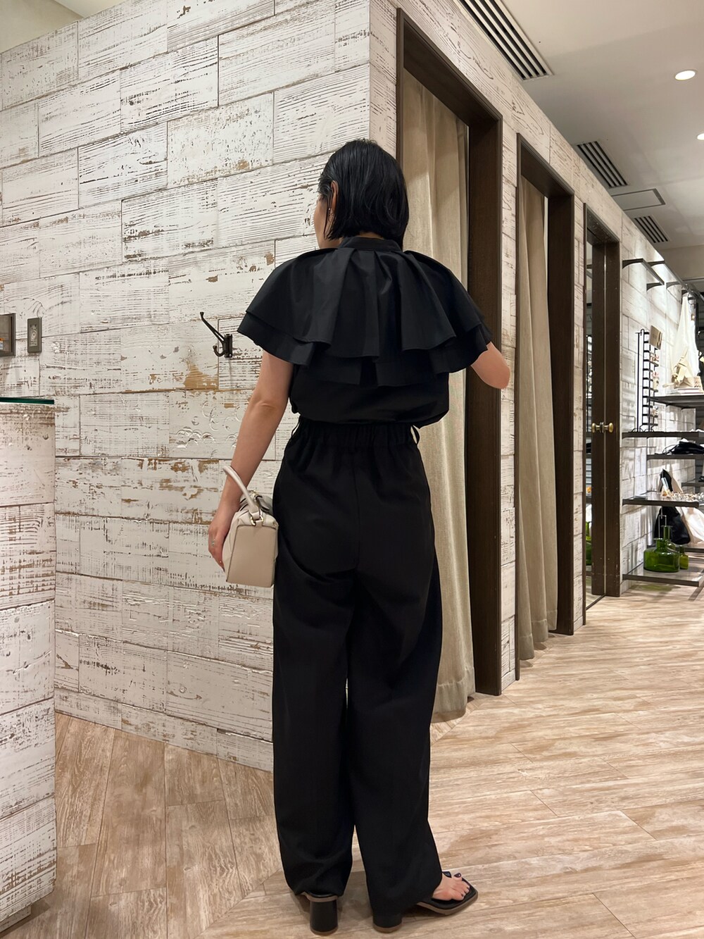 ブラック系のその他パンツ、ブラック系のシャツ/ブラウス、ブラック系のサンダルを着用したレディースの夏コーディネートの4枚目の写真