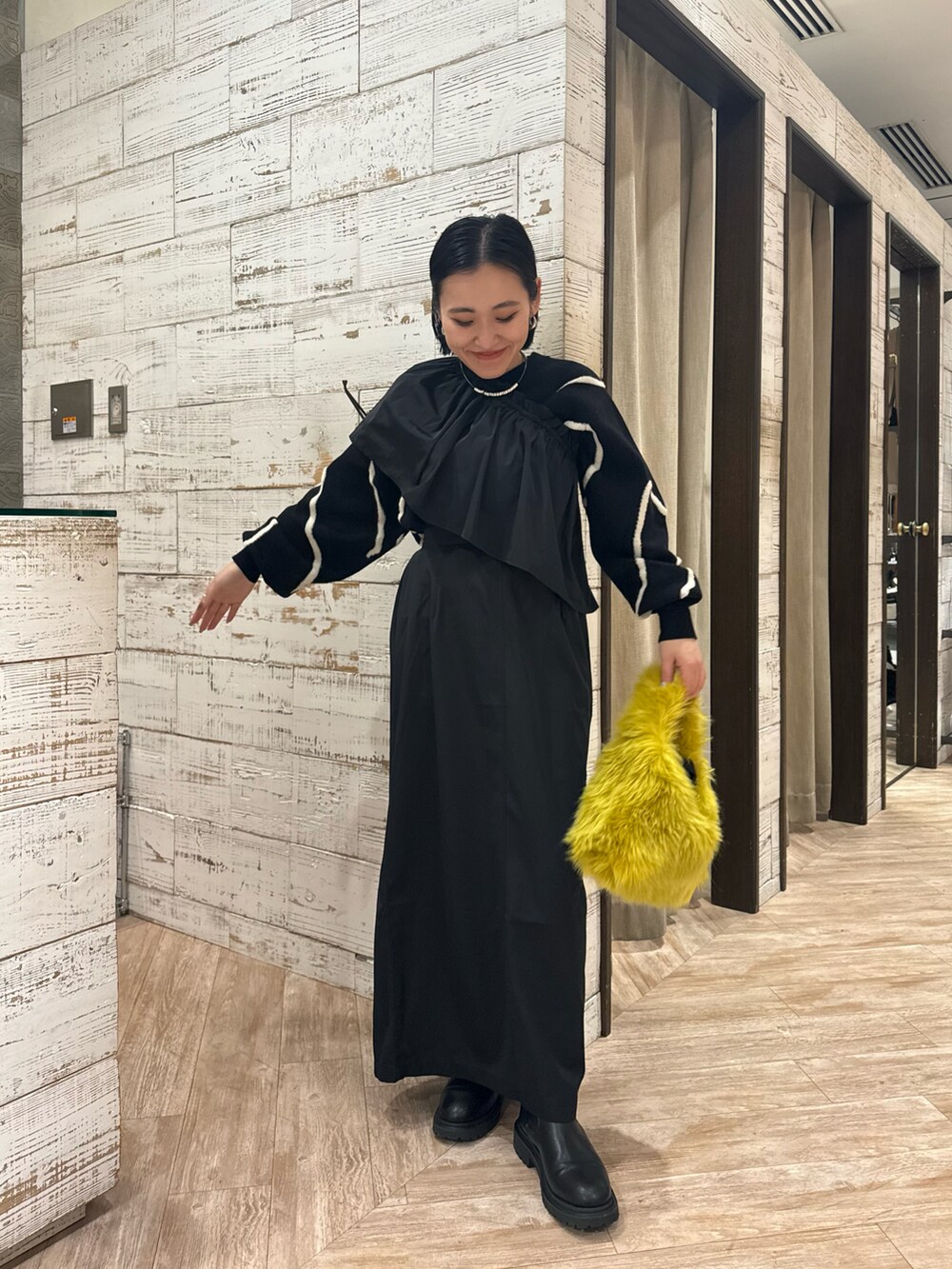 ブラック系のニット/セーター、ブラック系のスカートを着用したレディースの秋コーディネートの5枚目の写真