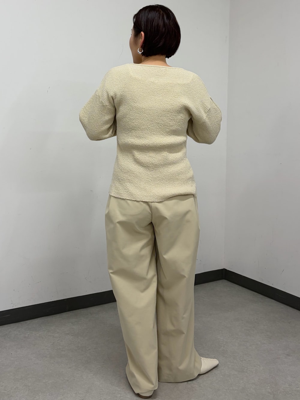 ベージュ系のカーディガン/ボレロ、ベージュ系のその他パンツ、グリーン系のTシャツ/カットソーを着用したレディースの冬コーディネートの3枚目の写真